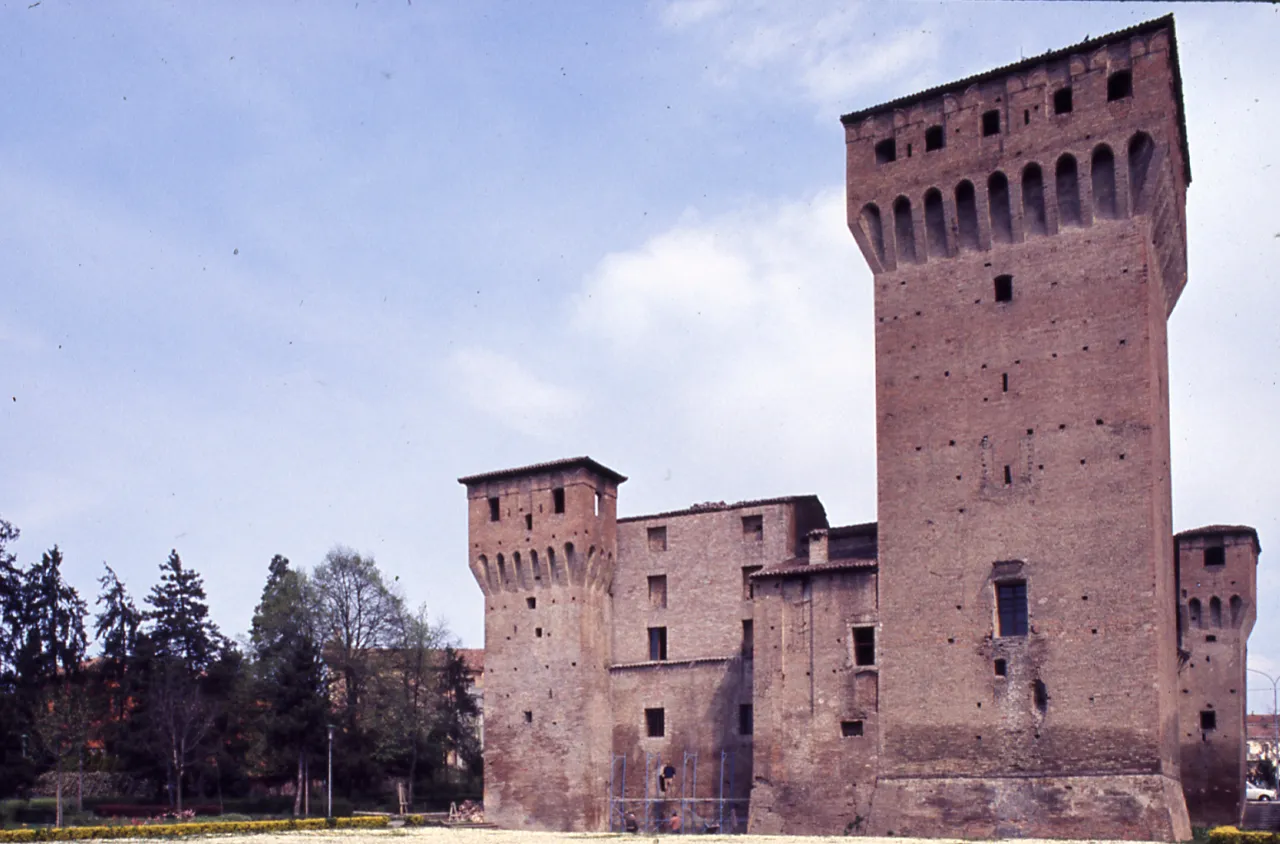 Photo showing: Servizio fotografico : Italia, 1976 / Paolo Monti. - Foglio: 1, Fotogrammi complessivi: 5/20 : Diapositiva, sviluppo cromogeno/ pellicola ; 35 mm. - ((Sullo chassis della diapositiva n. 01 iscrizione manoscritta: "Sabbiuno/ di Monte? [illeggibile]". - Le diapositive nn. 06-20 costituiscono un'altra serie. - Confronti con negativi (gelatina bromuro d'argento/ pellicola - 35mm). - Occasione: Diapositive per audiovisivo Regione Emilia-Romagna. - Fonte: Rubrica di Paolo Monti: Diapositive 24x36mm (1948-1982), presso Archivio Paolo Monti. Rubrica con elenco soggetti e numeri di inventario (da 1 a 1000) corrispondenti ai fogli a tasche in pvc in cui sono contenute le diapositive. - Fonte: Fattura di Paolo Monti: IV. Commesse/ Fattura n. 09/ Fotografie monumenti artistici Emilia-Romagna (1976/07/05), presso Archivio Paolo Monti. - Fonte: Fattura di Paolo Monti: IV. Commesse/ Fattura n. 16/ Diapositive per audiovisivo Regione Emilia-Romagna (1973/10/22), presso Archivio Paolo Monti. N. 1000 diapositive a colori formato 35mm sugli aspetti del patrimonio naturale, artistico e culturale della Regione. Dal territorio di Parma e Piacenza, fino a Ravenna e oltre [...] gli Appennini delle Province di [...] Modena [...]