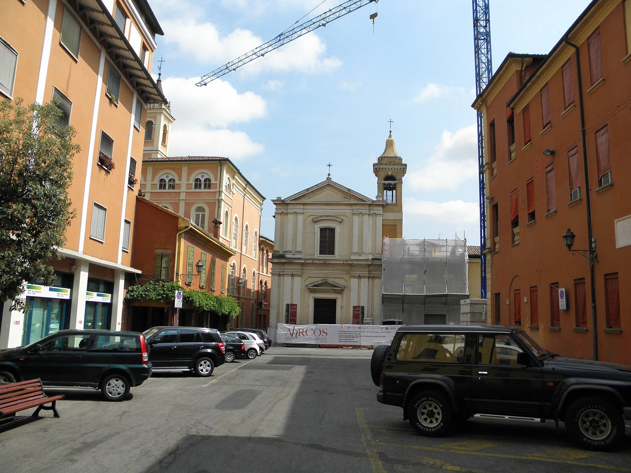 Photo showing: San Giovanni in Persiceto, Piazza Cavour. Sullo sfondo la chiesa del Santissimo Crocifisso in fase di restauro dopo il terremoto dell'Emilia del 2012.