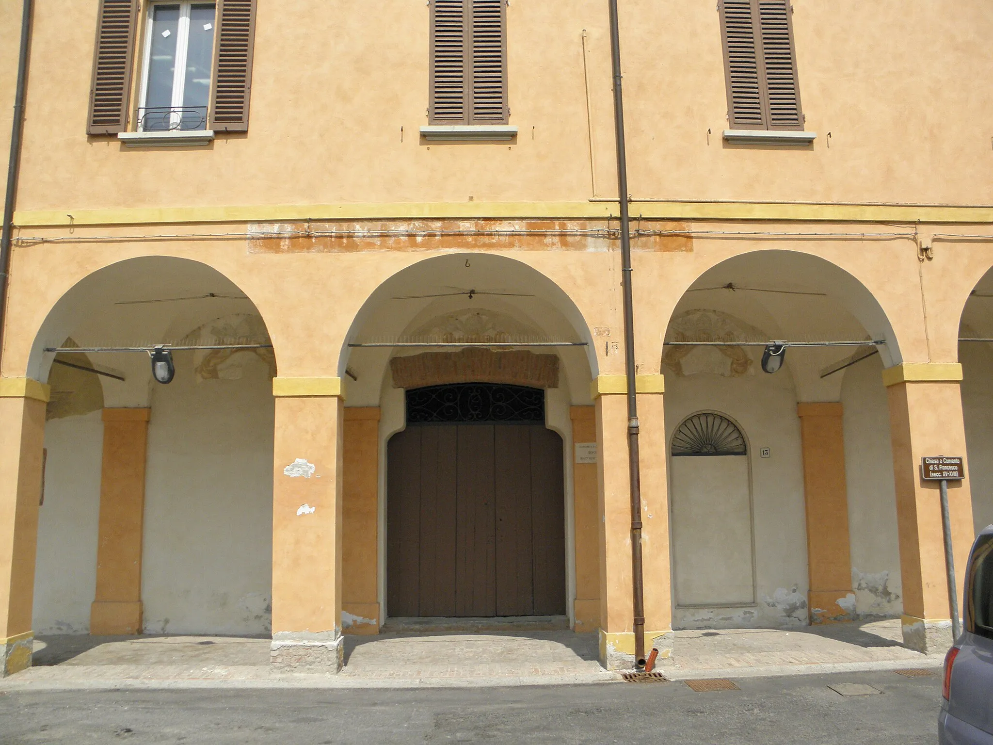 Photo showing: San Giovanni in Persiceto, convento di San Francesco: parte del porticato di accesso alla chiesa.
