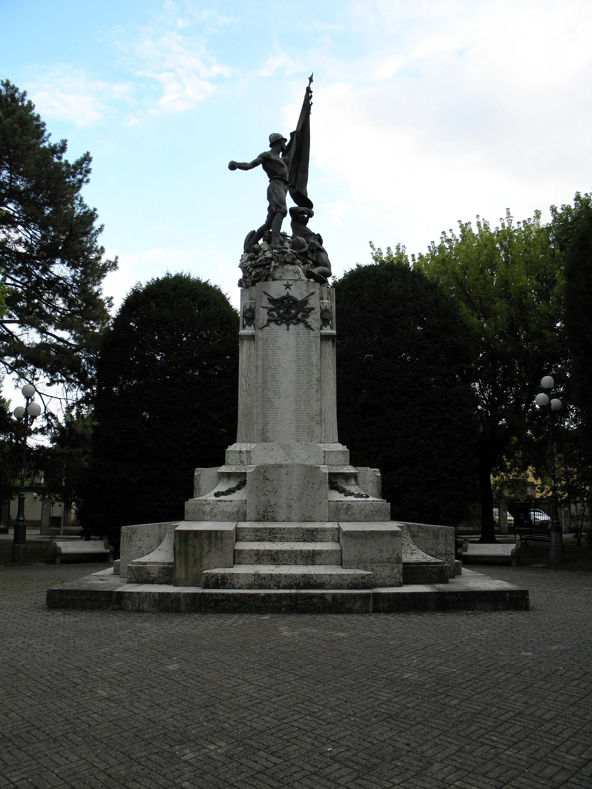 Photo showing: San Pietro in Casale, il monumento ai caduti,