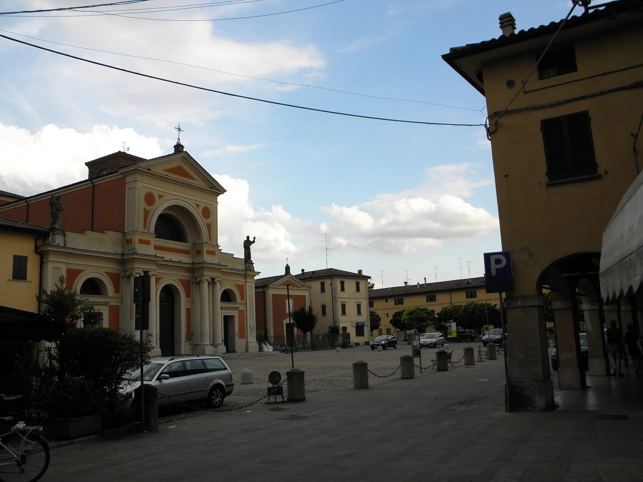Photo showing: San Pietro in Casale: Piazza Giovanni XXIII con la Chiesa dei Santi Pietro e Paolo e l'Oratorio della Visitazione.