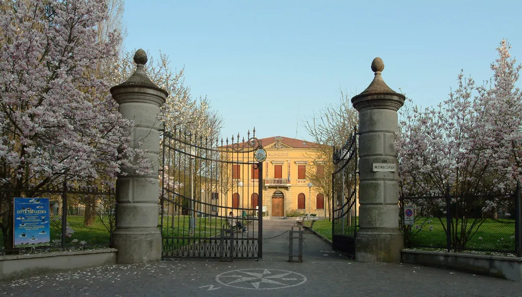 Photo showing: Villa Bonora. Municipio di San Pietro in Casale
Licensing
Fotografo: Vincenzo Tuccio (grazie a mio fratello per la concessione)