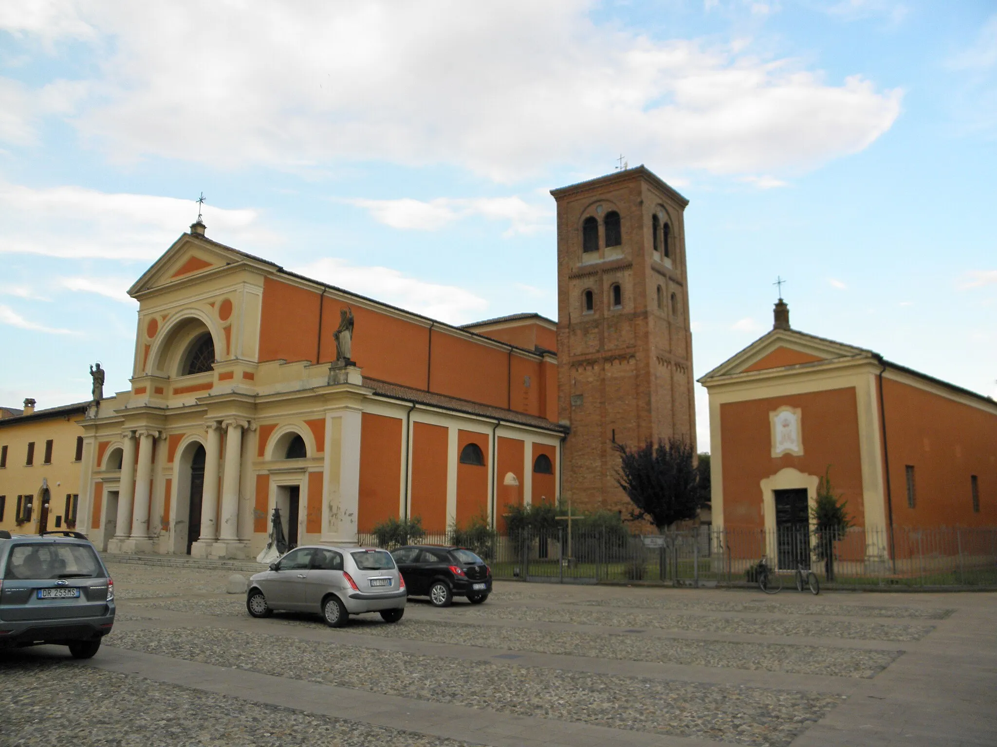 Photo showing: San Pietro in Casale: Piazza Giovanni XXIII, la Chiesa dei Santi Pietro e Paolo e l'Oratorio della Visitazione.