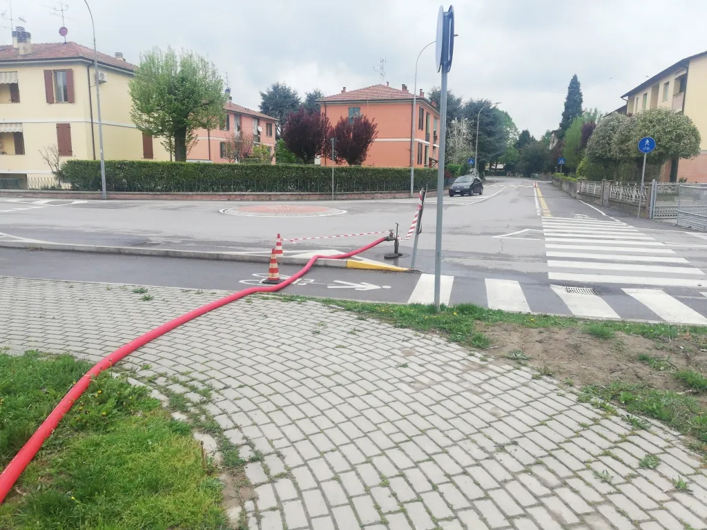 Photo showing: This fire-fighting facility can be inspected and edited within OsmHydrant (show).

English | français | +/−