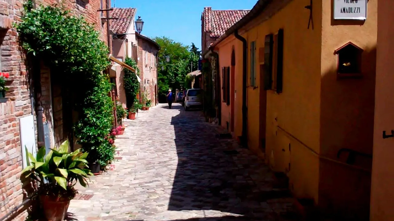 Photo showing: Narrow streets in the old town of Santarcangelo di Romagna