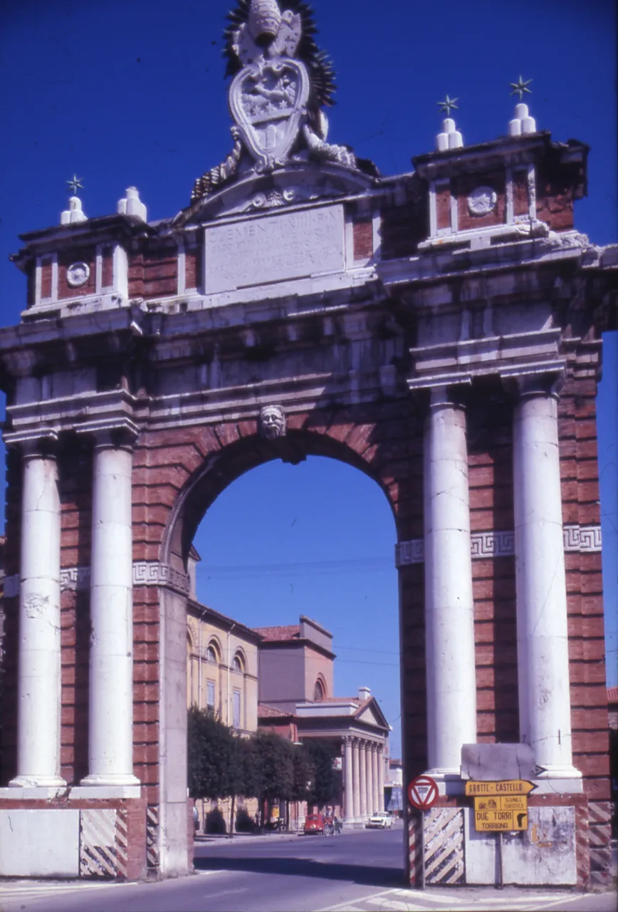 Photo showing: Servizio fotografico : Santarcangelo di Romagna, 1973 / Paolo Monti. – Foglio: 1, Fotogrammi complessivi: 20/20 : Diapositiva, sviluppo cromogeno/ pellicola ; 35 mm. – ((Sullo chassis della diapositiva n. 01 iscrizione manoscritta: "S.Arc/ Rom.". – Confronti con negativi b/n – gelatina bromuro d'argento/ pellicola – 35mm. – Occasione: Diapositive per audiovisivo Regione Emilia-Romagna. – Fonte: Rubrica di Paolo Monti: Diapositive 24x36mm (1948–1982), presso Archivio Paolo Monti. Rubrica con elenco soggetti e numeri di inventario (da 1 a 1000) corrispondenti ai fogli a tasche in pvc in cui sono contenute le diapositive. – Fonte: Fattura di Paolo Monti: Emilia-Romagna centri storici/ Fattura n. 42 (1972/12/22), presso Archivio Paolo Monti. – Fonte: Fattura di Paolo Monti: IV. Commesse/ Fattura n. 22/ Rilevamento fotografico del centro storico e altri Beni artistici e culturali del territorio (1973/11/21), presso Archivio Paolo Monti. 400 fotografie in b/n con stampa formato 24×30; 160 fotografie a colori slides 24×36 mm montate sotto vetro per proiezione. – Fonte: Fattura di Paolo Monti: IV. Commesse/ Fattura n. 16/ Diapositive per audiovisivo Regione Emilia-Romagna (1973/10/22), presso Archivio Paolo Monti. N. 1000 diapositive a colori formato 35mm sugli aspetti del patrimonio naturale, artistico e culturale della Regione. Dal territorio di Parma e Piacenza, fino a Ravenna e oltre […] Centri storici di […] S. Arcangelo di R. […].