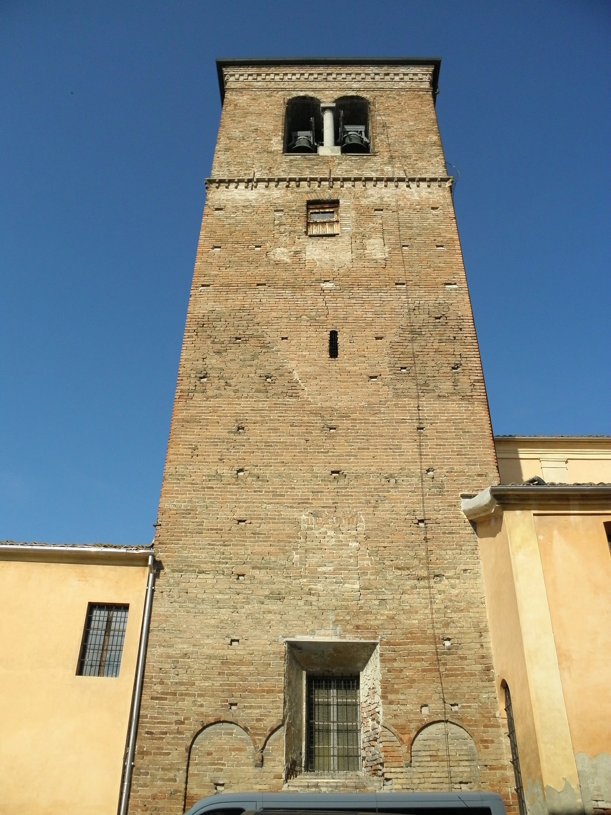 Photo showing: Sissa, già comune autonomo, frazione di Sissa Trecasali: il campanile romanico della chiesa parrocchiale di Santa Maria Assunta, unico elemento sopravvissuto della vecchia struttura.
