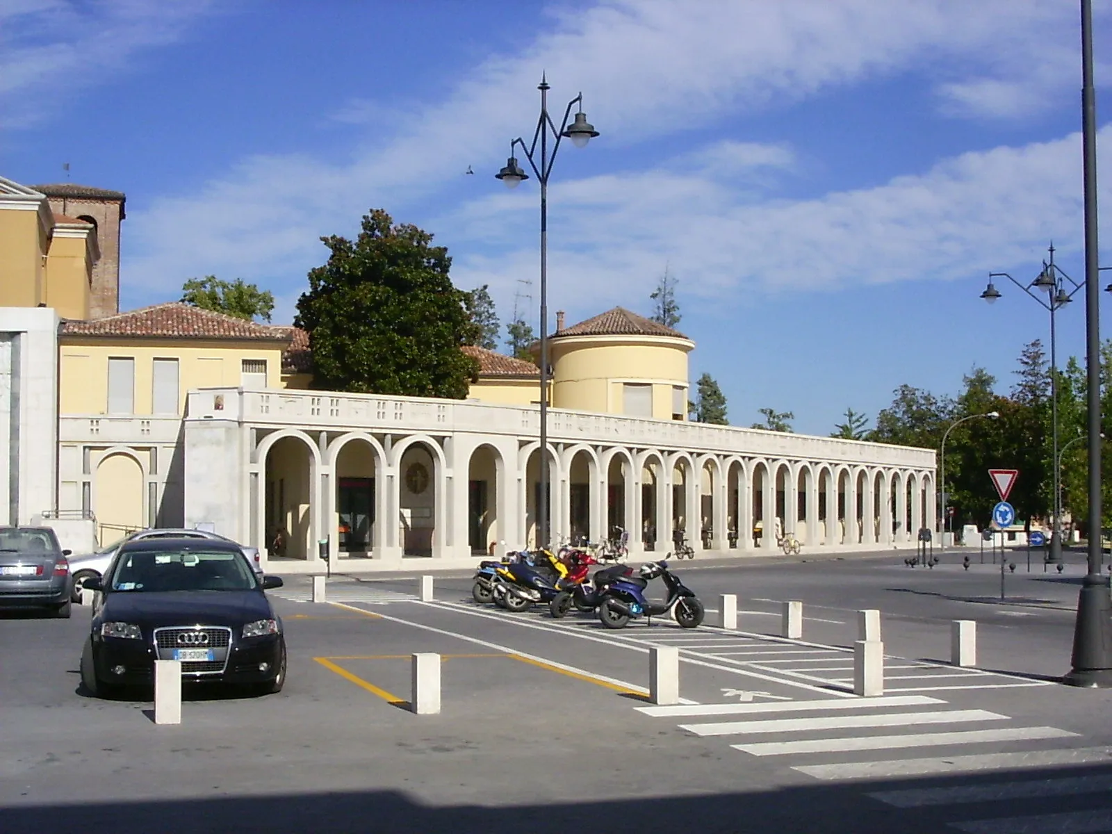 Photo showing: Tresigallo, arcade