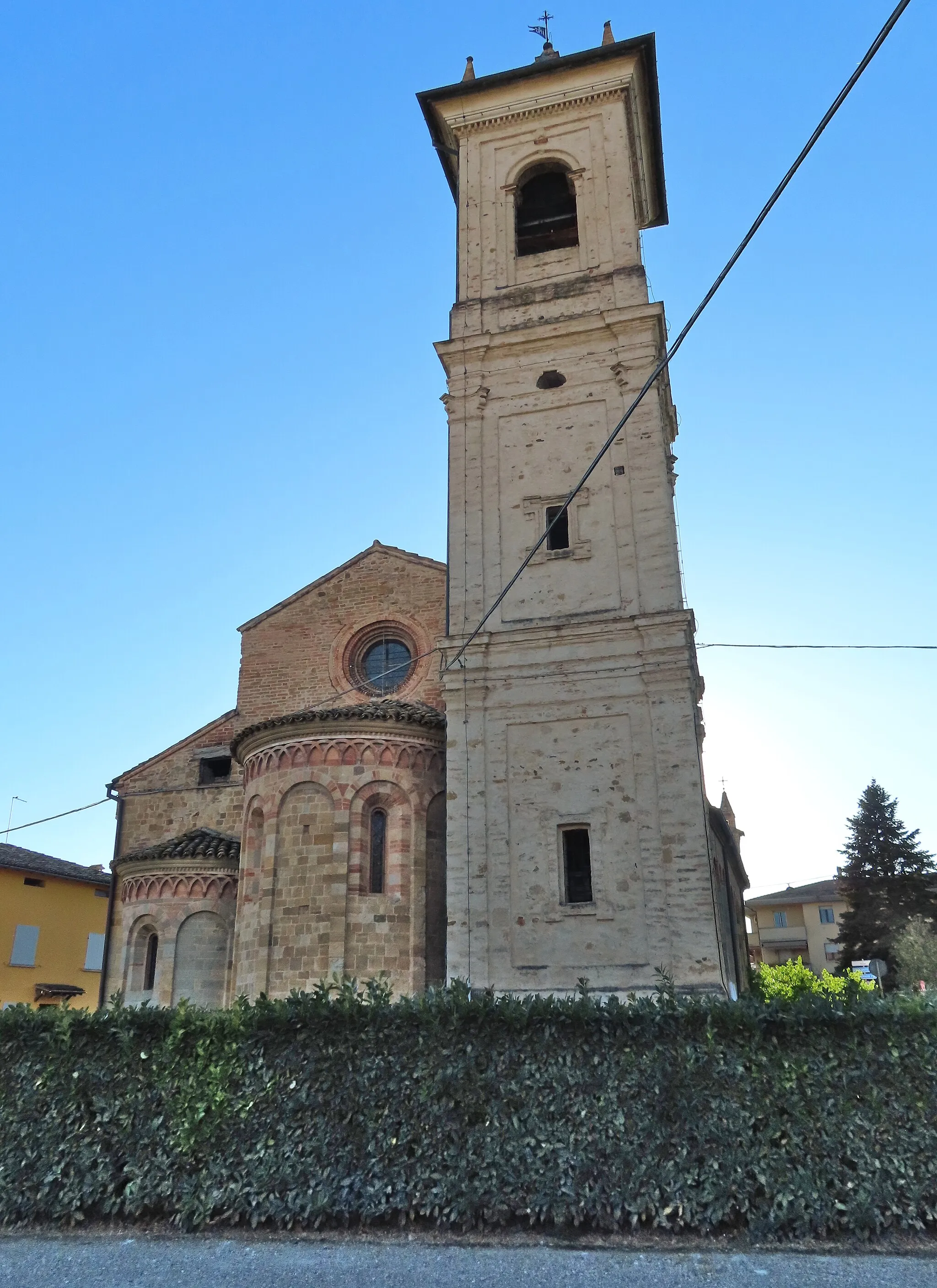 Photo showing: Absidi e campanile della pieve di San Geminiano