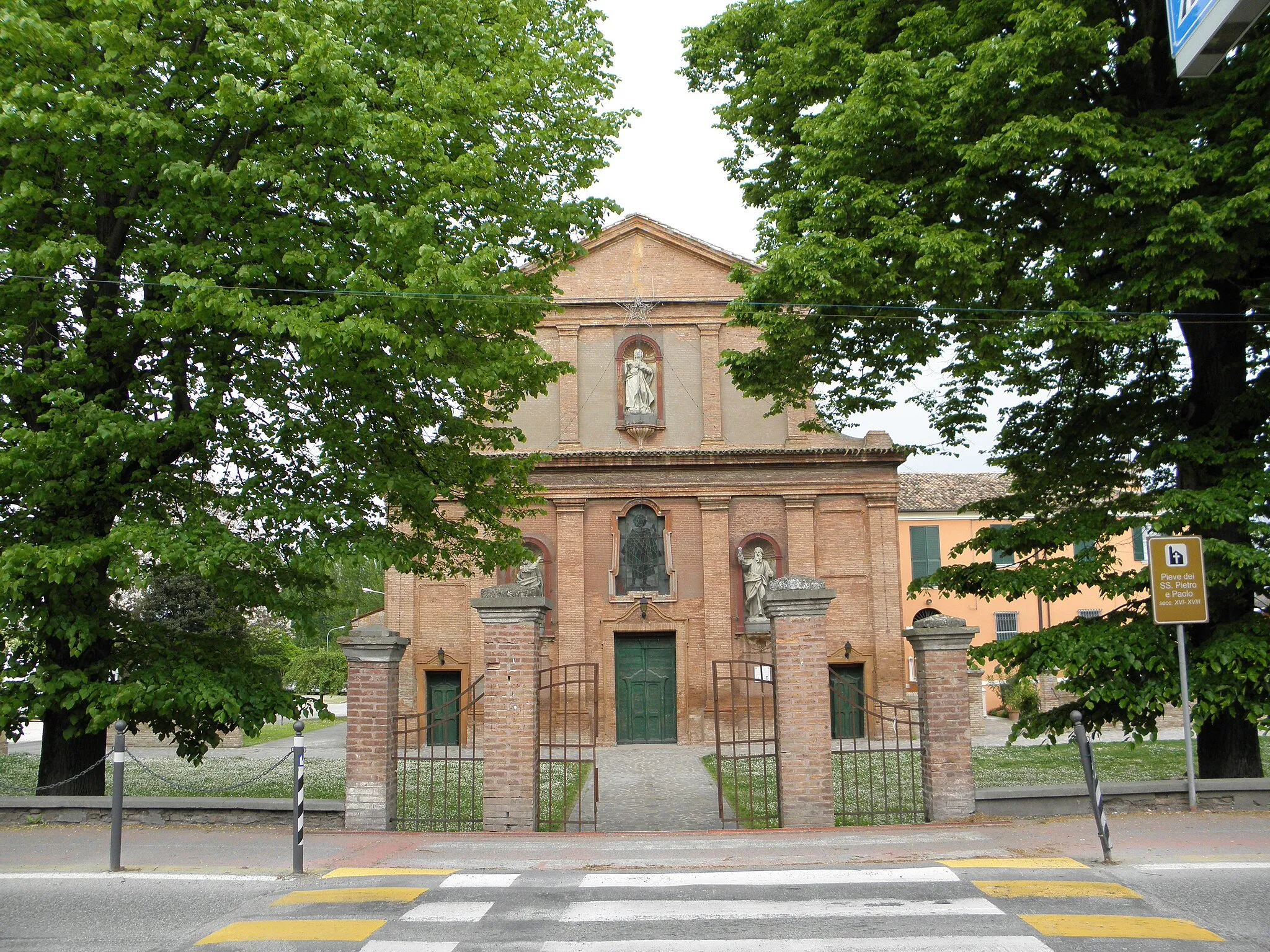 Photo showing: Vigarano Pieve, frazione di Vigarano Mainarda: la pieve dei Santi Pietro e Paolo.