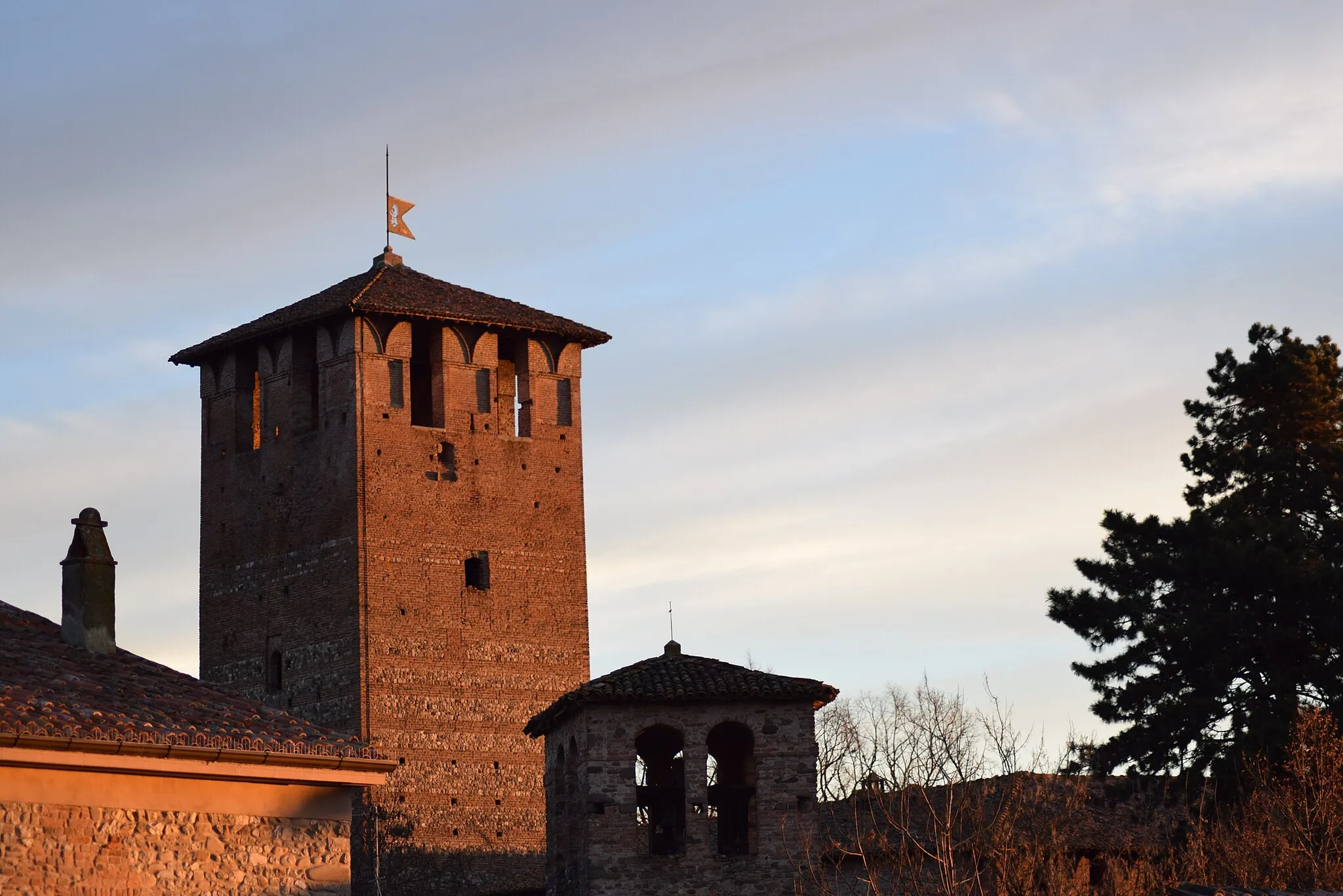 Photo showing: the Vigolzone' s castle with the sunset' s colors