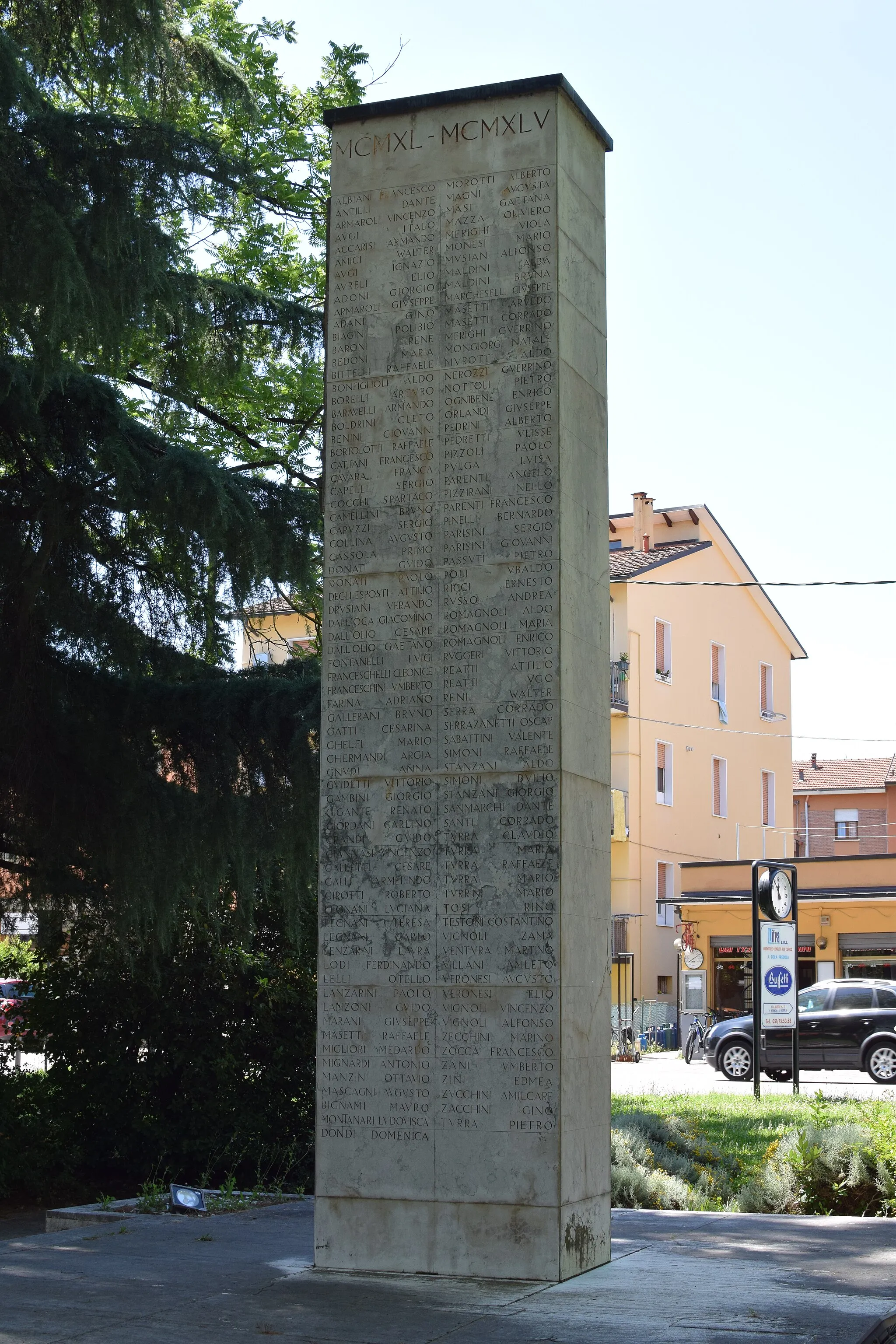 Photo showing: Colonna inaugurata il 4 Novembre 1947, che cita i nomi dei 249 soldati ufficialmente deceduti nella Prima e Seconda Guerra Mondiale.