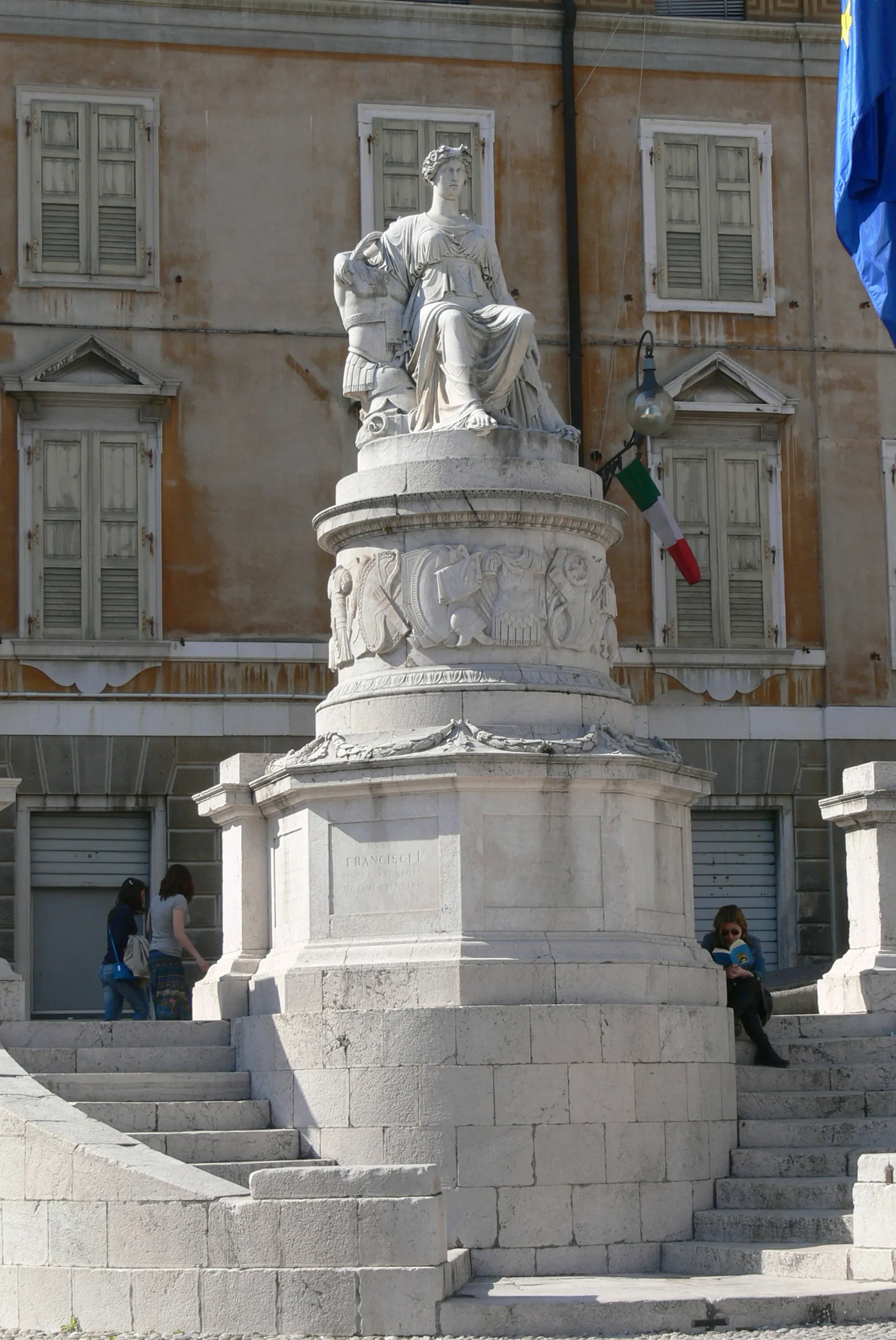 Photo showing: Udine, Italy. Piazza Libertá: Monument of peace, odered by Napoleon in 1797 after the peace treaty of Campoformido, completed in 1819 by Ferdinand of Habsburg.