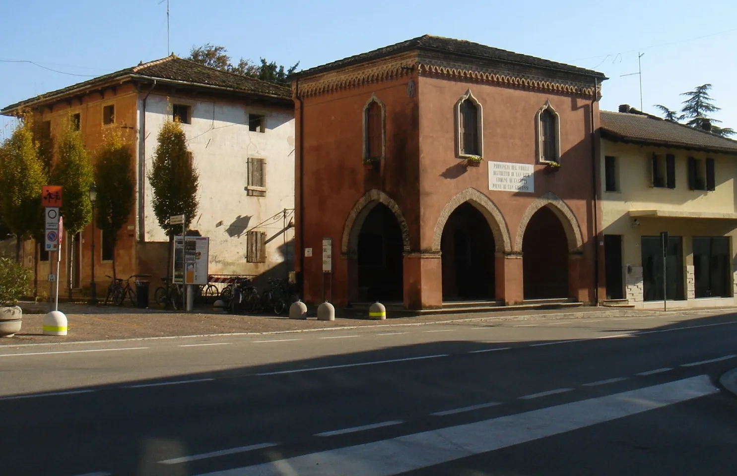 Photo showing: it:Casarsa della Delizia, loggia di San Giovanni, ove it:Pier Paolo Pasolini affiggeva i manifesti politici che in gioventù scriveva di suo pugno, anche in it:lingua friulana, militando nel it:Partito Comunista locale