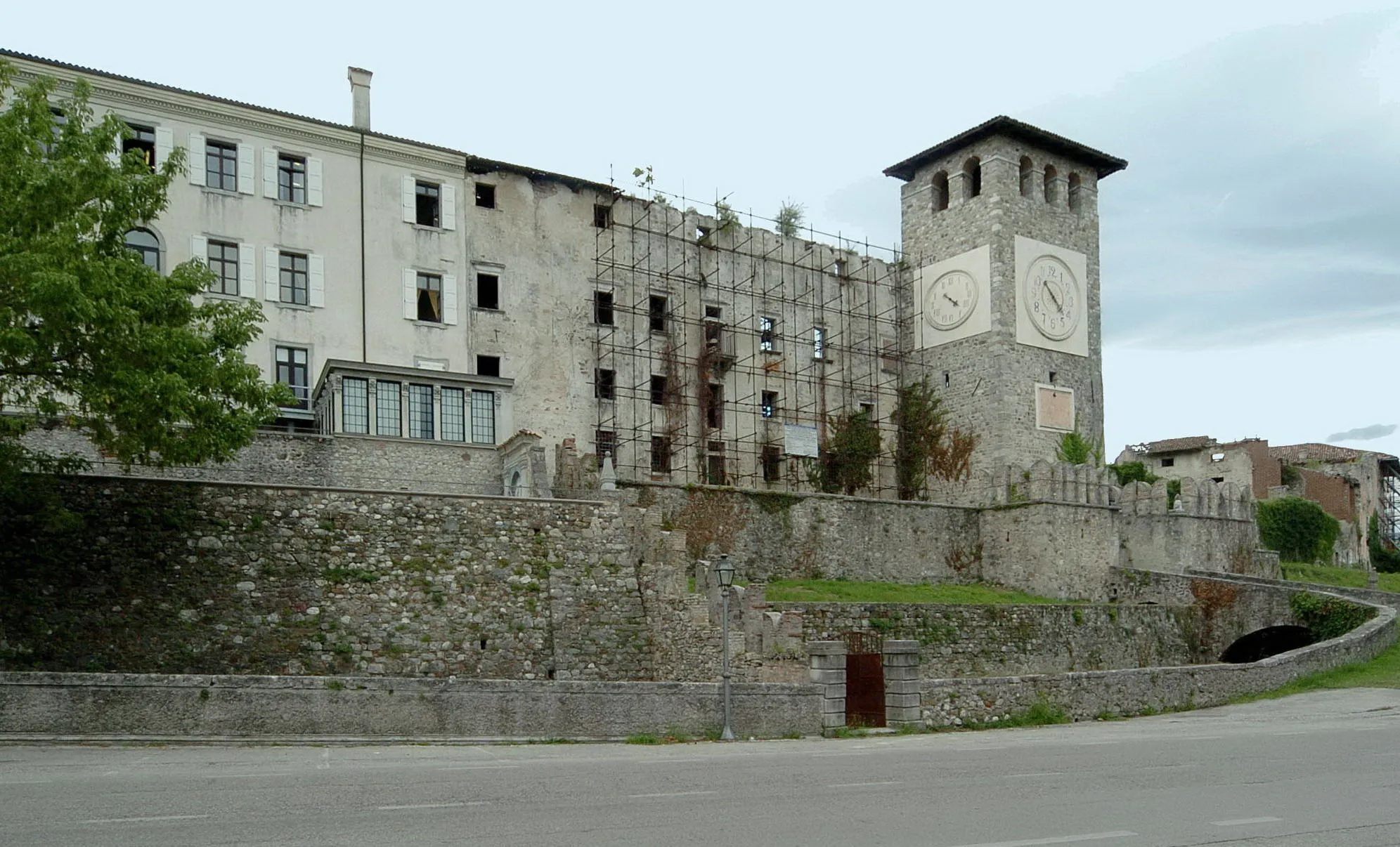 Photo showing: Castle of Colloredo di Monte Alban, province of Udine, region Friuli-Venezia Giulia, Italy