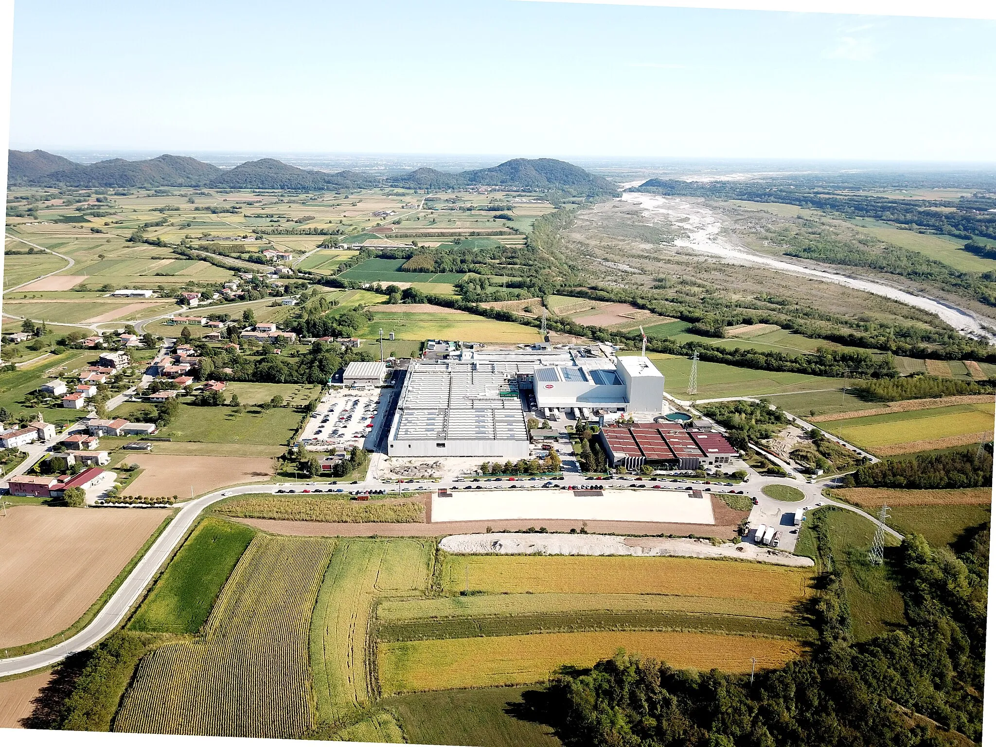 Photo showing: Vista area dello stabilimento Roncadin di Meduno (PN)