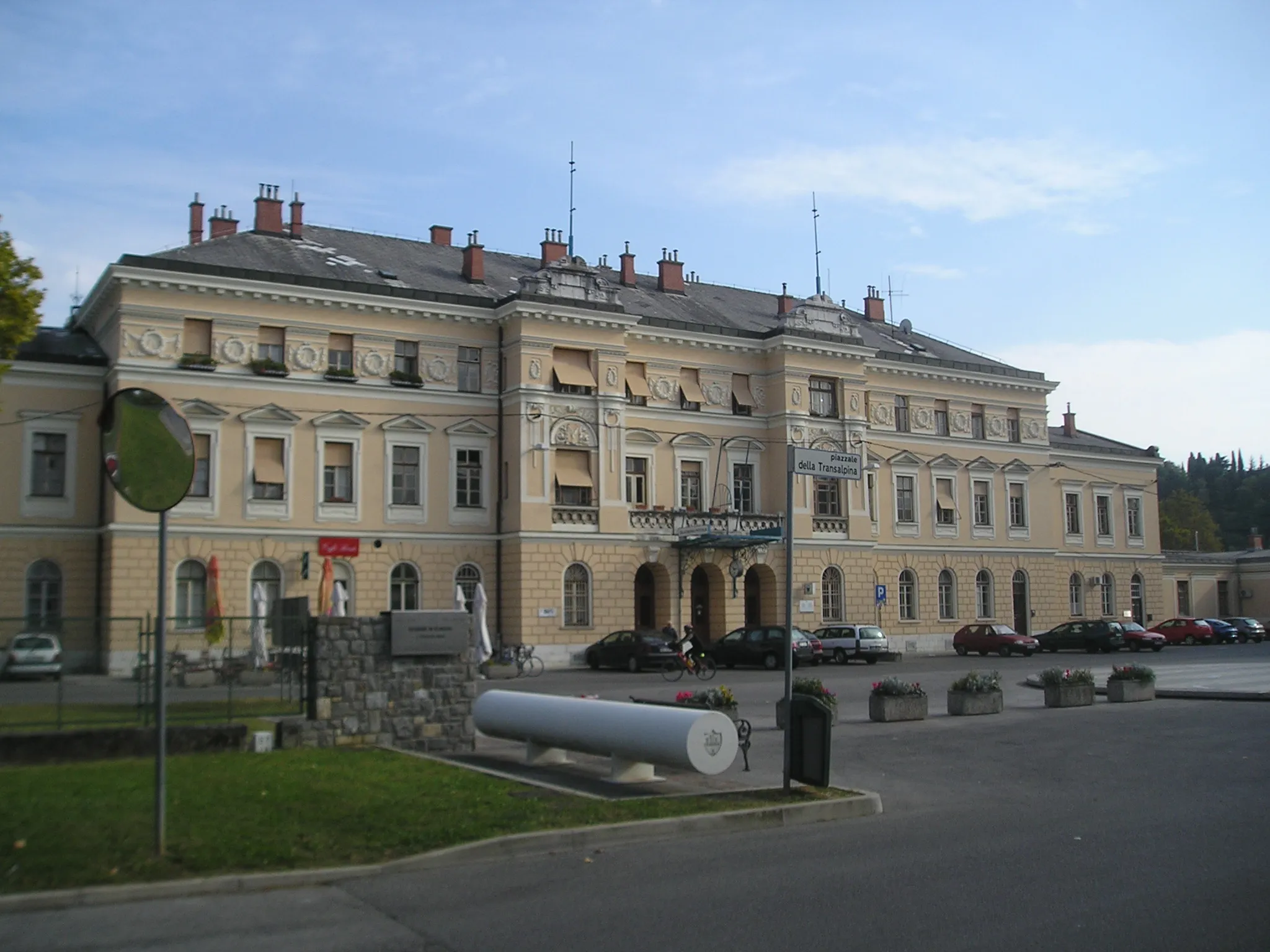 Photo showing: Train station in Nova Gorica, Slovenia, view from northwestern corner of Piazza Transalpina in Gorizia (Italy) - Slovenian part of this square is known as Trg Evrope