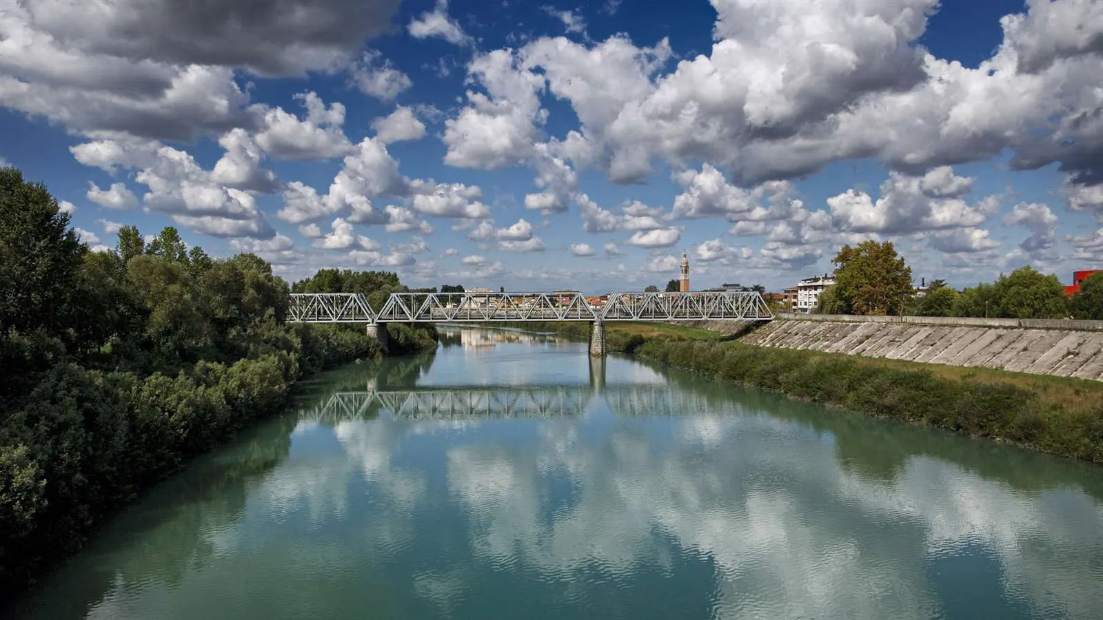 Photo showing: Foto del fiume Tagliamento che scorre presso la città di Latisana, con il ponte della ferrovia