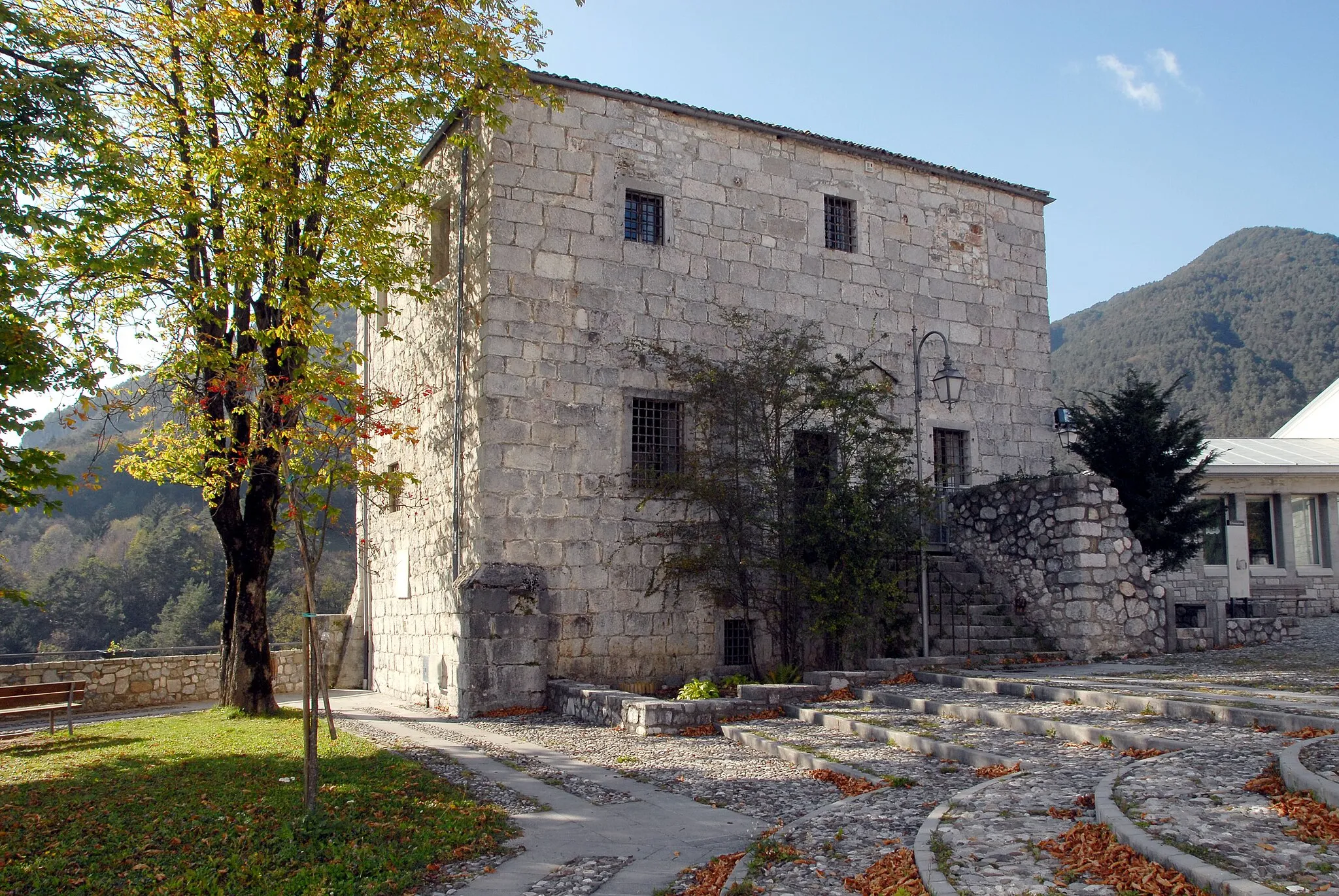Photo showing: Medieval tower (part of the castle and abbey San Gallo) at Moggio Alto in the community Moggio Udinese, region Friuli Venezia-Giulia / Italy / EU.