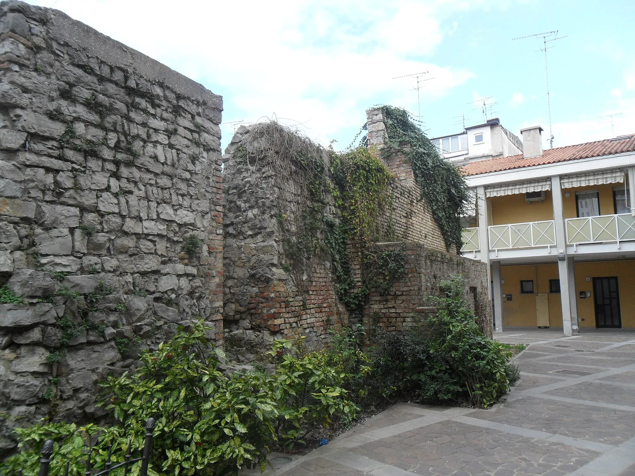 Photo showing: Resti delle antiche mura che circondavano la città fortificata di Monfalcone nel periodo medievale