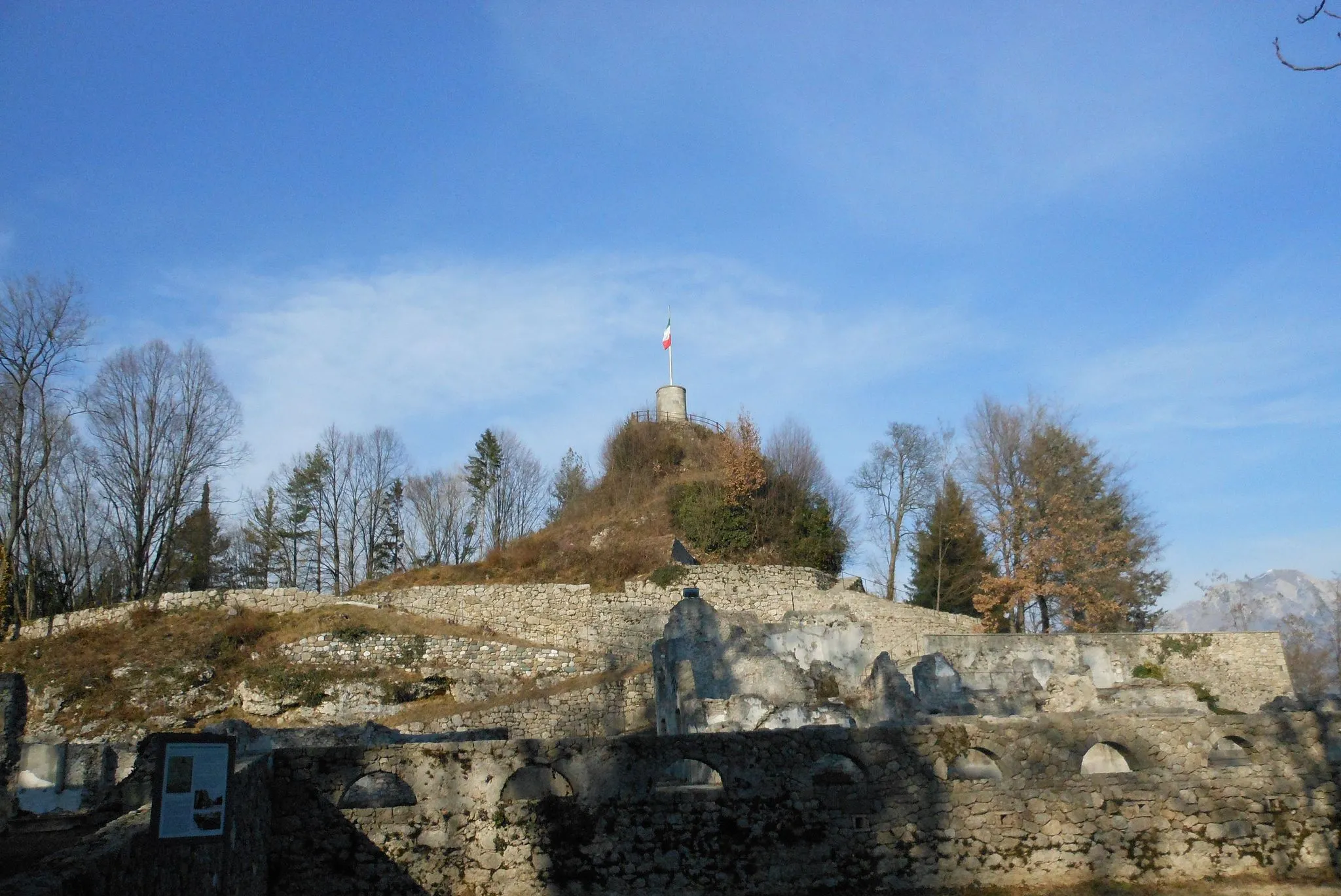 Photo showing: Bandiera sul Forte di Osoppo
