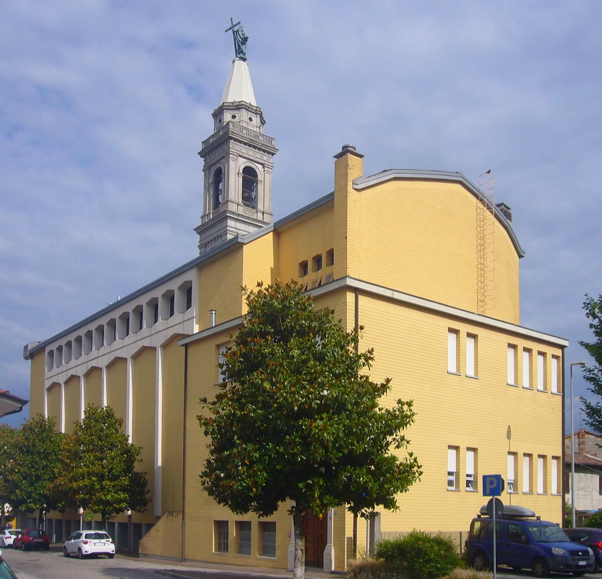 Photo showing: L'abside e il fianco meridionale della chiesa parrocchiale di Pasian di Prato