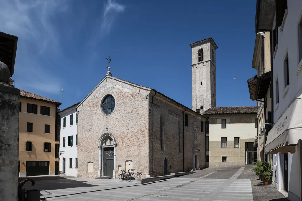 Photo showing: The exterior of the Church of Christ, in Pordenone. The picture shows the facade, the right wall and the bell tower.