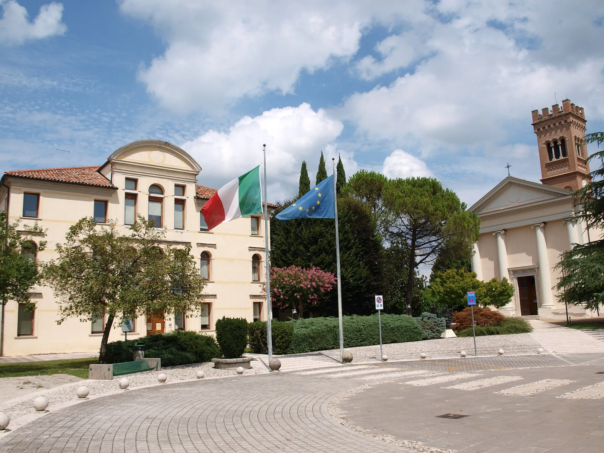 Photo showing: The town hall of Prata di Pordenone (in Northeast Italy) on the left and the chiesa di Santa Lucia (church of Saint Lucy) on the right.