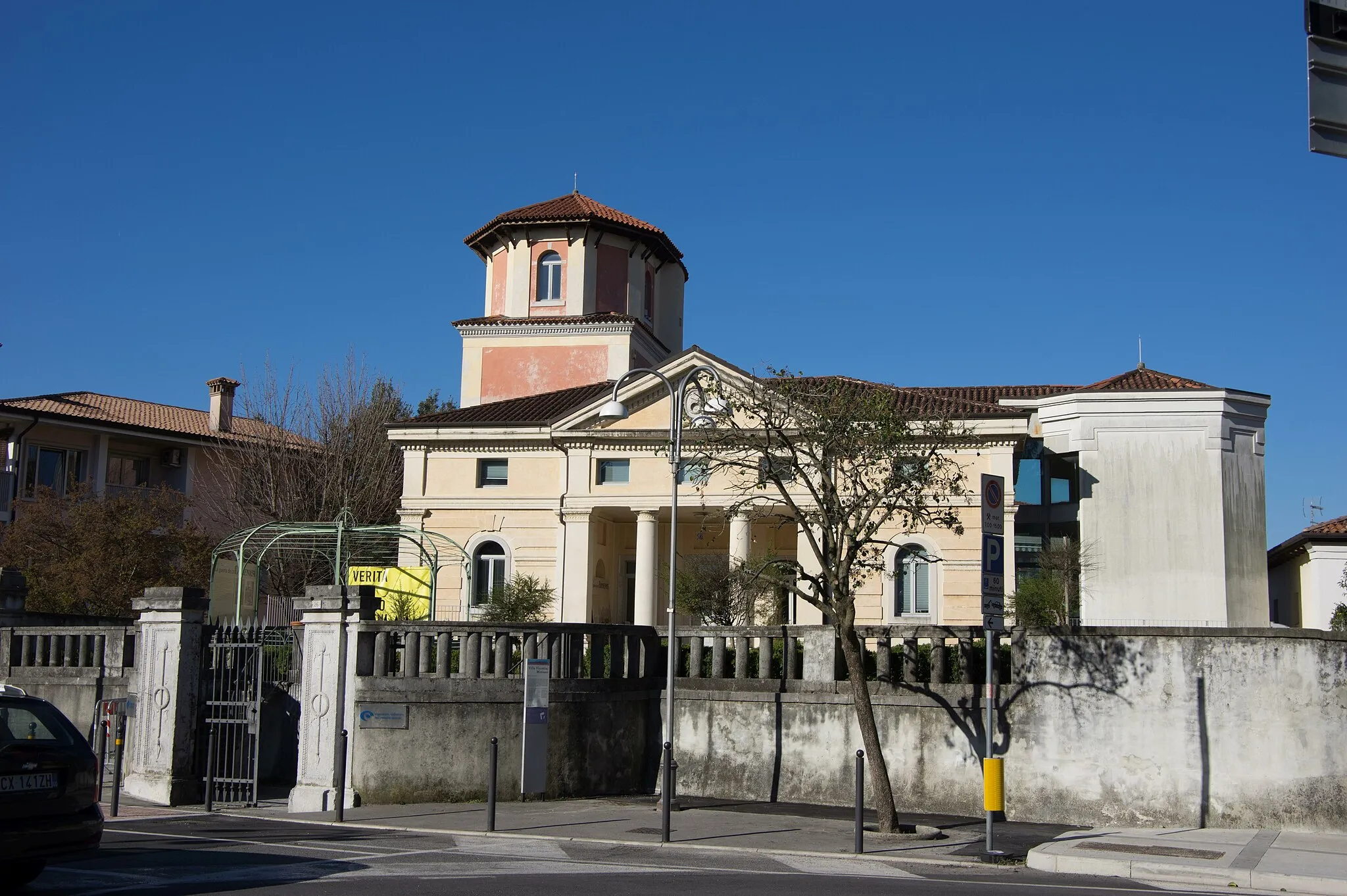 Photo showing: Ronchi dei Legionari in der Provinz Görz in Norditalien. Die Stadtverwaltung in der Ortsmitte.