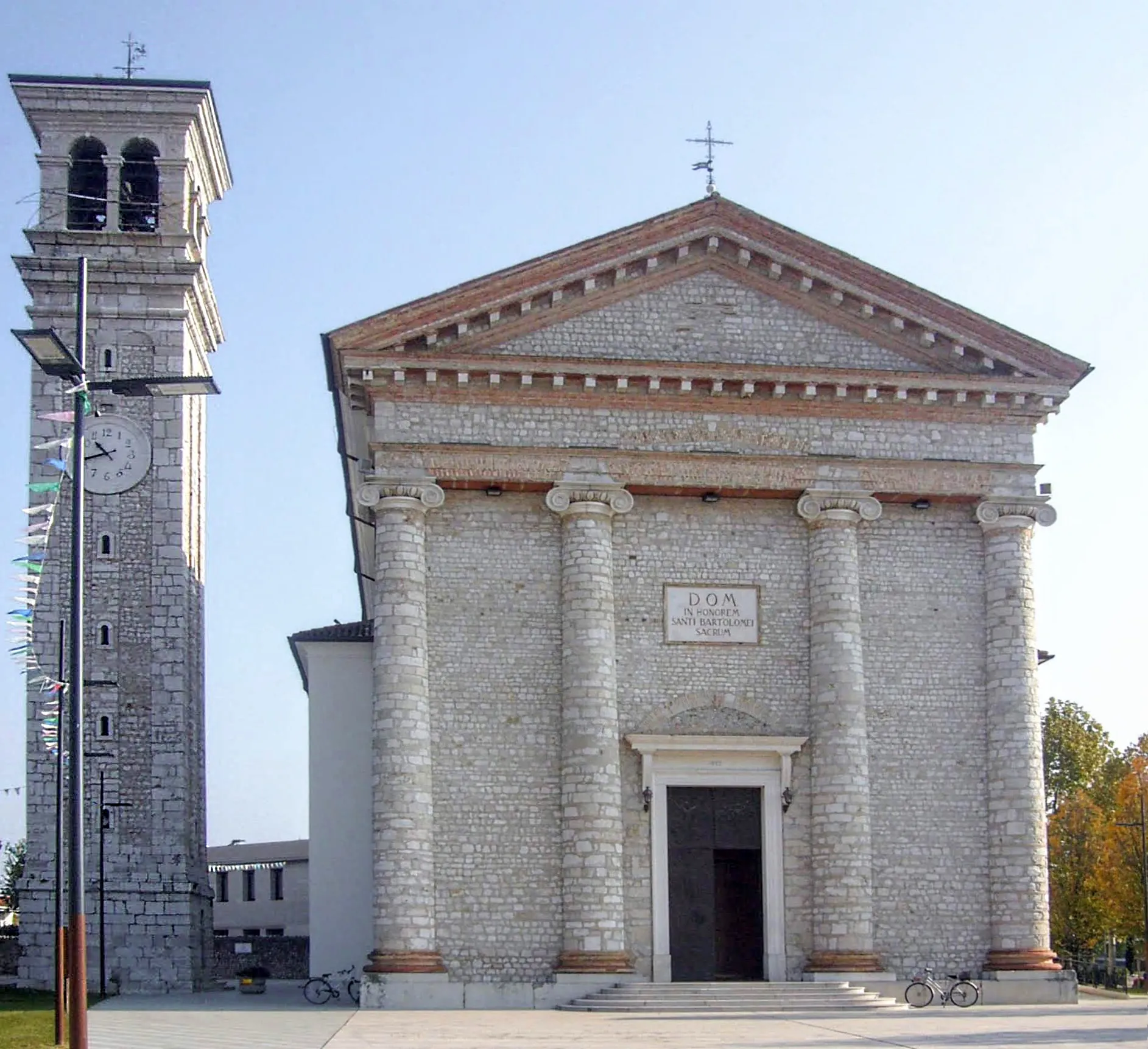 Photo showing: La chiesa parrocchiale di San Bartolomeo Apostolo di Roveredo in Piano