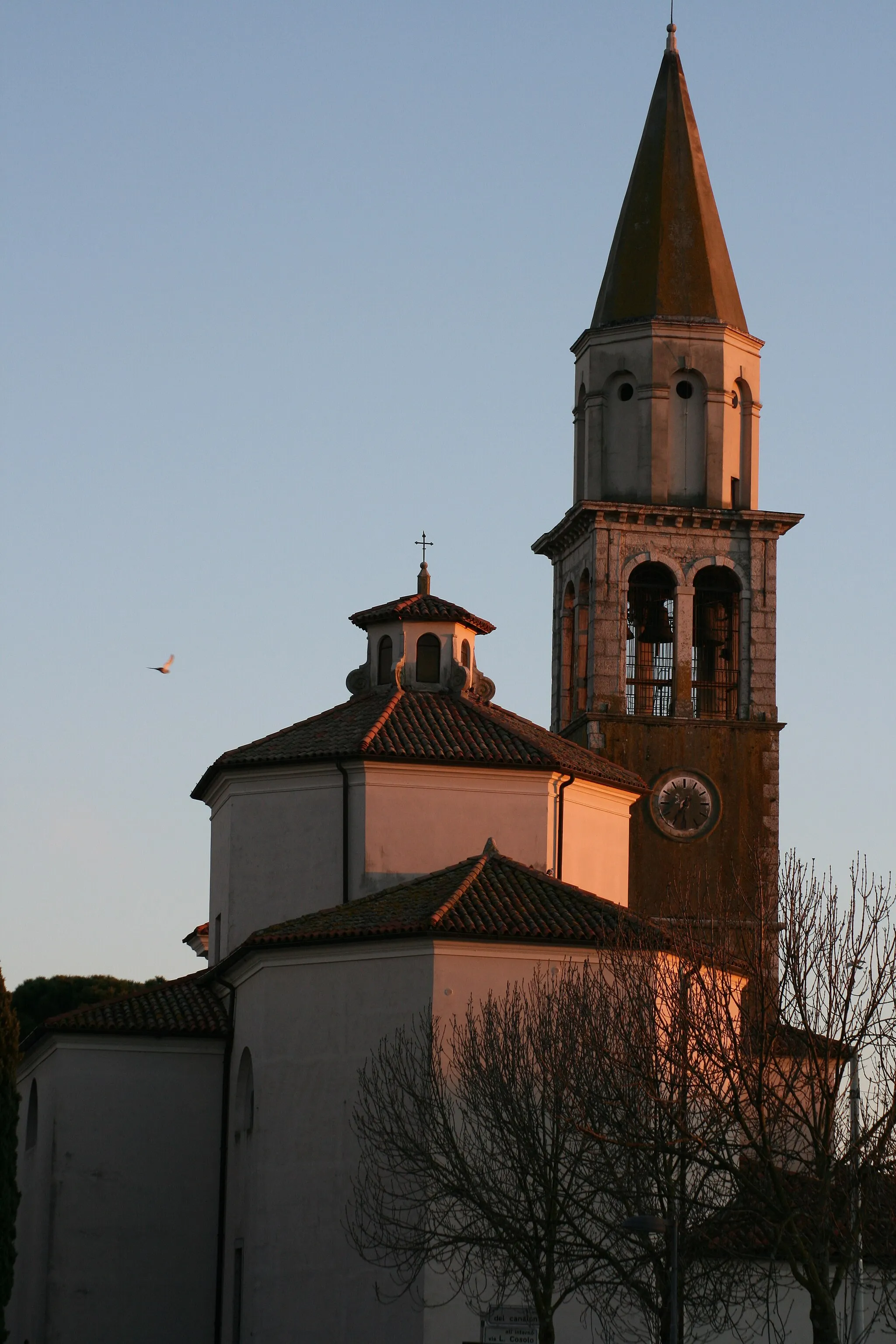 Photo showing: This image shows the architecture of the rear view with respect to the main entrance of the Church of Santa Maria Maddalena, located in the village of Begliano, San Canzian d'Isonzo (GO).