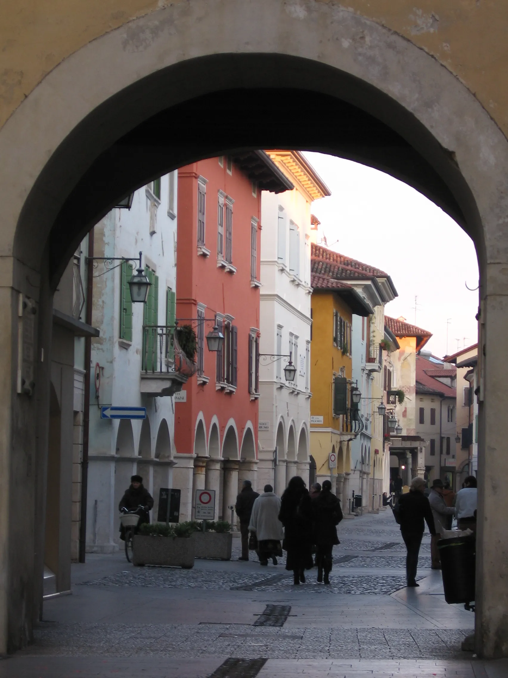 Photo showing: Via Roma vista attraverso la Torre Occidentale