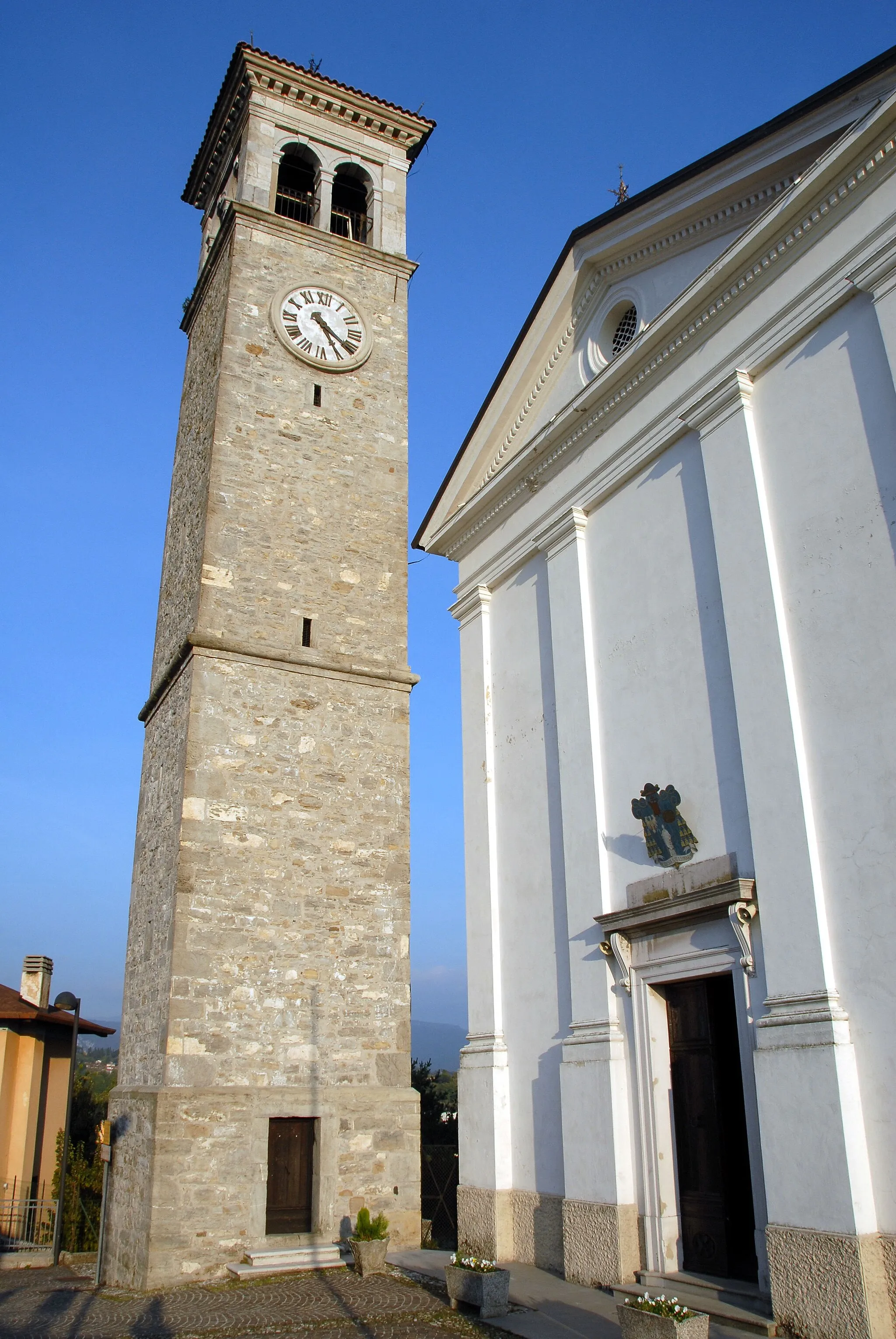 Photo showing: Parish church dedicated to abbot Saint Leonard, work by architect Domenico Schiavi (1825), at Collalto in the community Tarcento region Friuli Venezia-Giulia, Italy