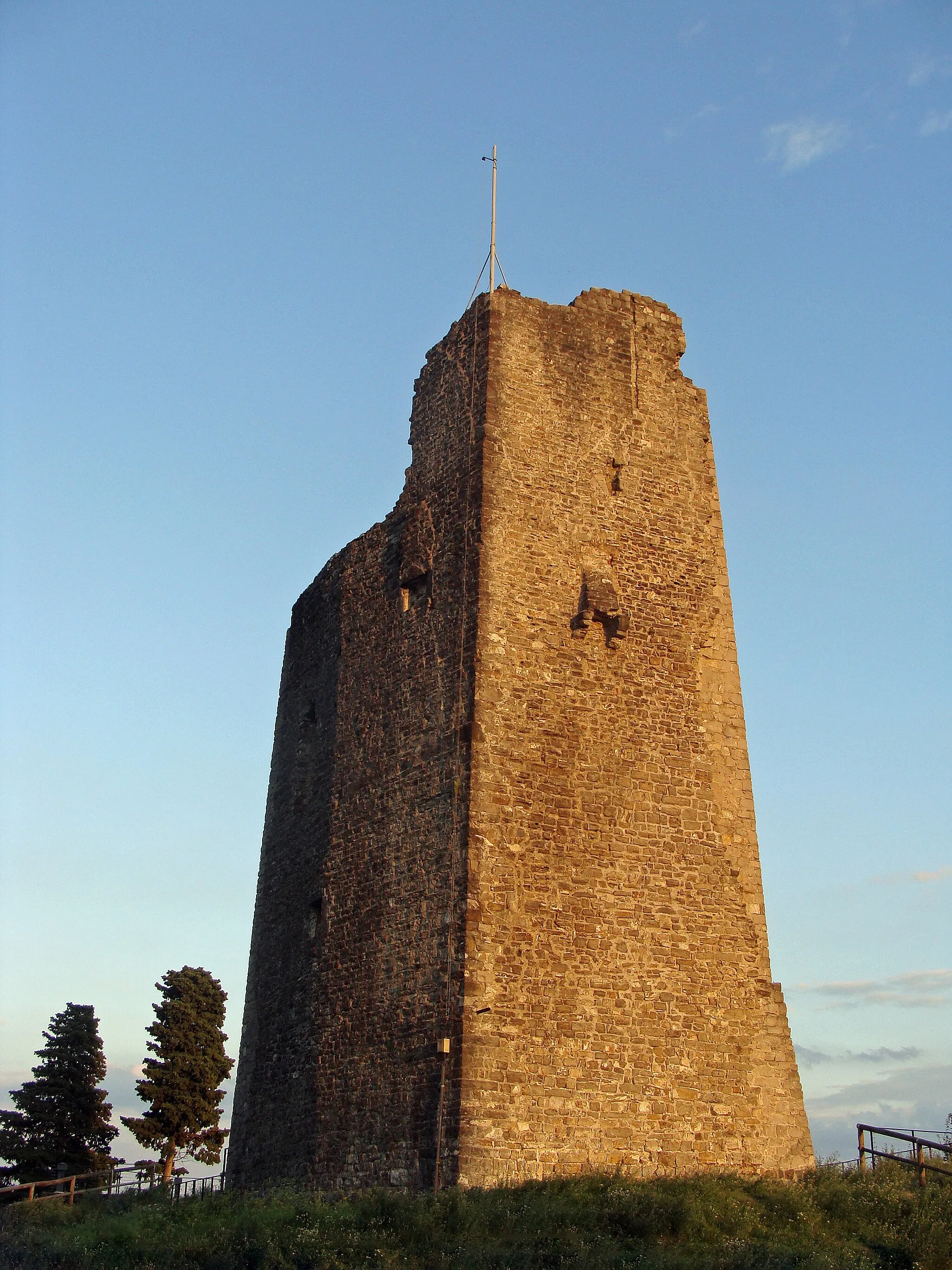Photo showing: château médiéval de Tarcento (Italie) appelé Castello Frangipane. Vue du donjon (2012).
