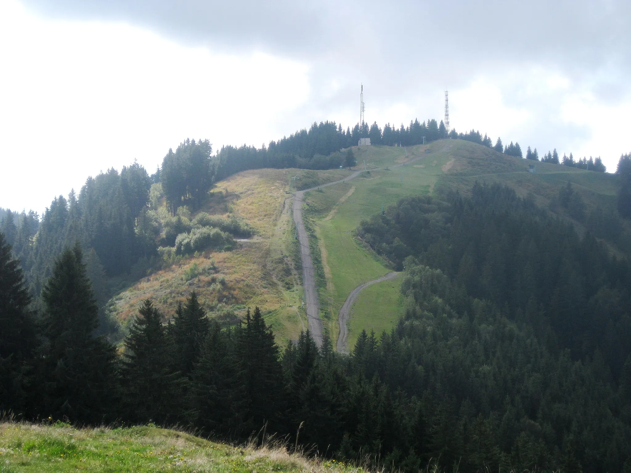 Photo showing: Der Berg Dreiländereck/Monte Forno/Peč in den Karawanken; aufgenommen von der Bergstation der Dreiländereckbahn in Arnoldstein
