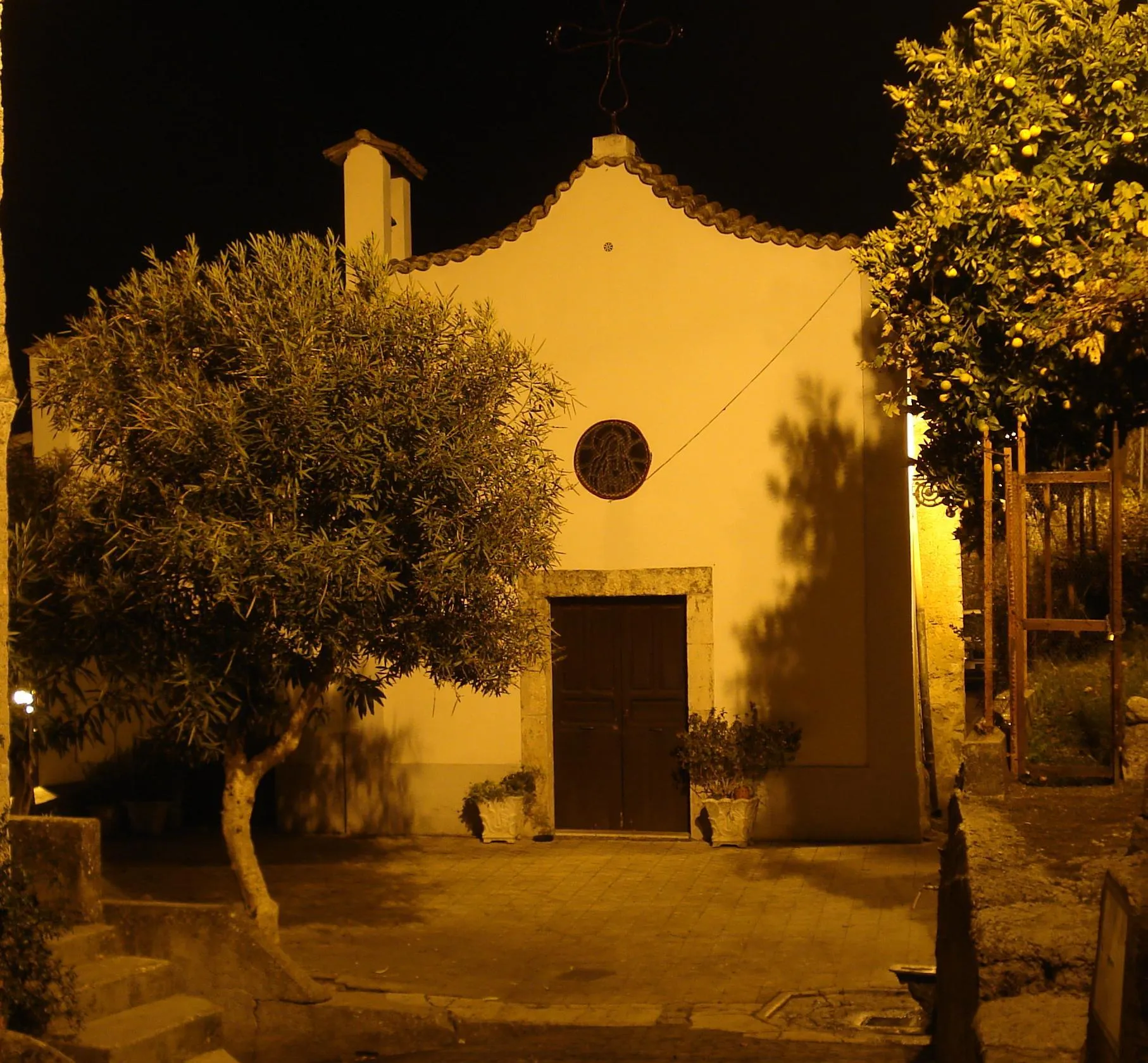 Photo showing: façade of St. Mary's church, in Arce, Italy.