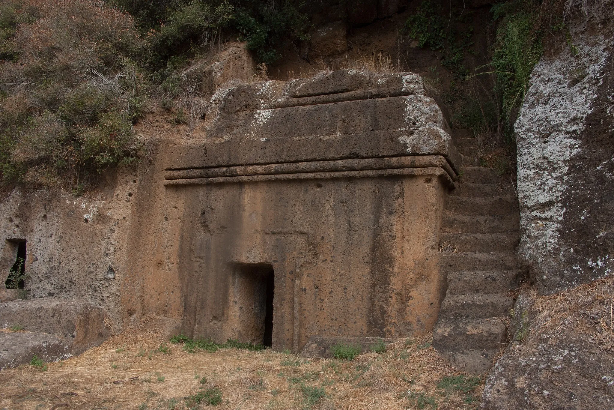 Photo showing: Etruscan tomba a dado ("cubic tomb") in the Necropoli della casetta, Blera, Italy.