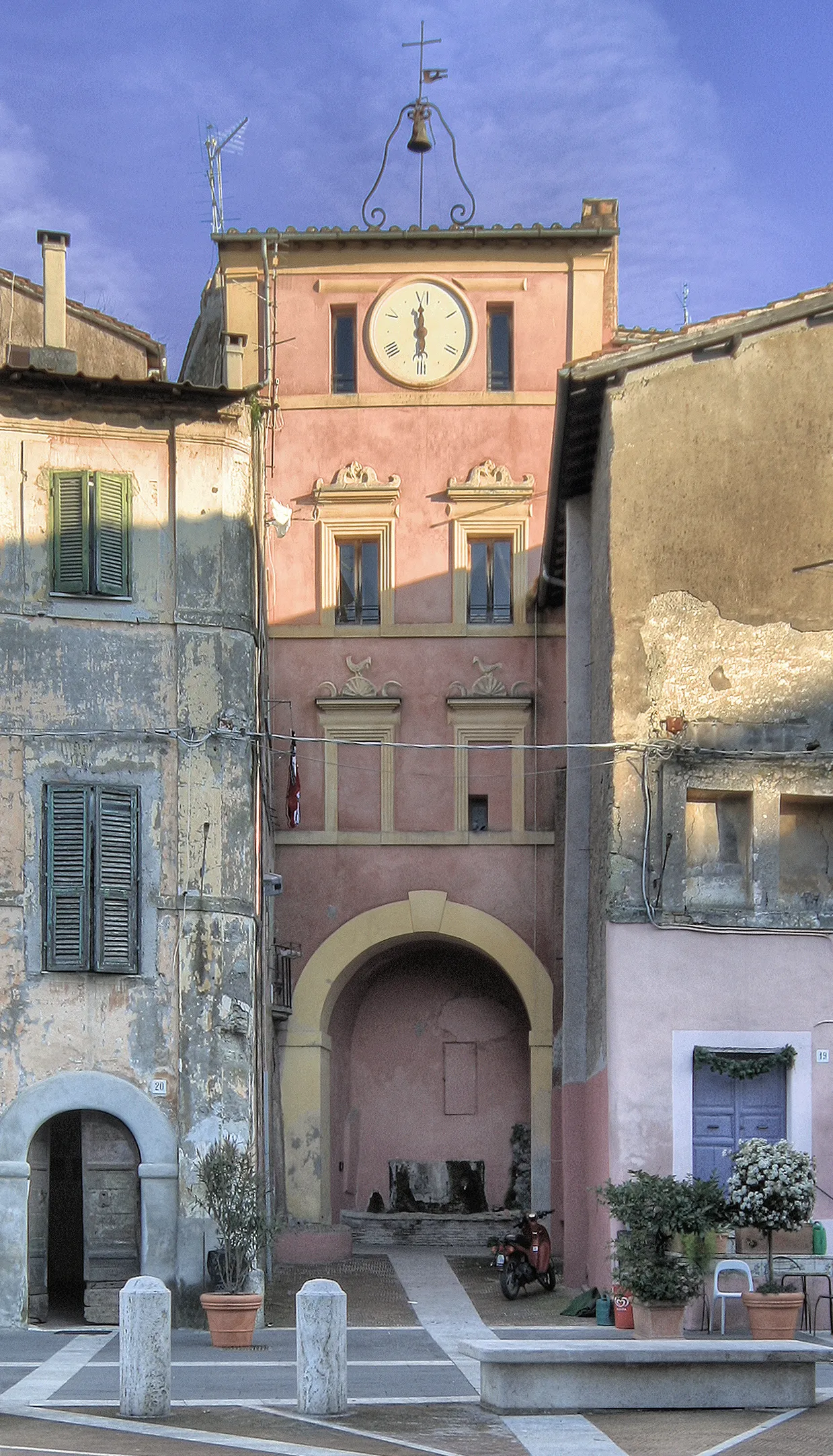 Photo showing: Medieval clock tower in Piazza del Popolo, Capena, Italy