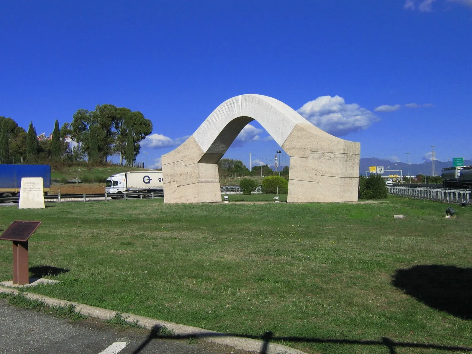 Photo showing: Archeo-struttura PortaRoma nei pressi del Casello Autostradale di Fiano Romano