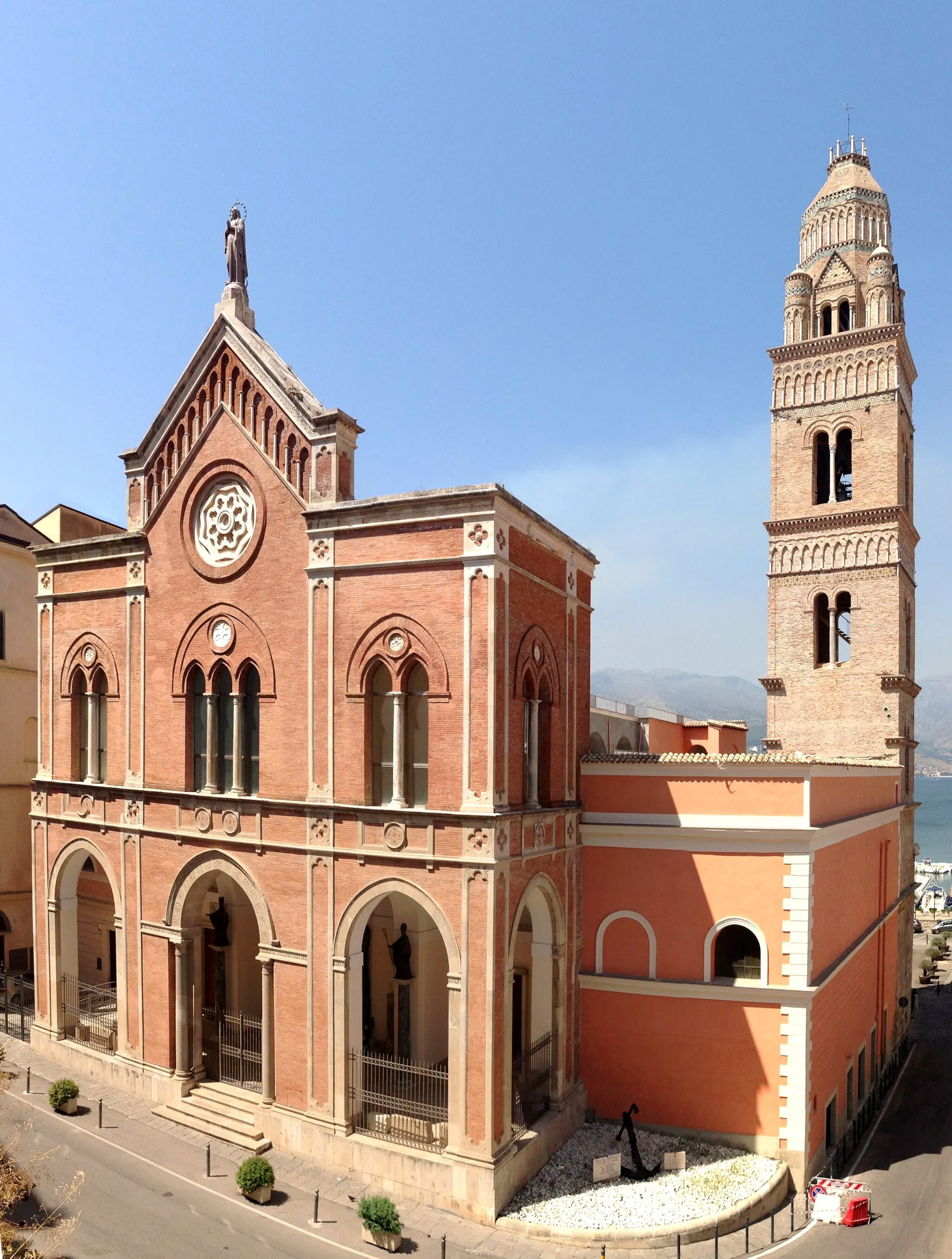 Photo showing: Veduta esterna della facciata e del campanile.