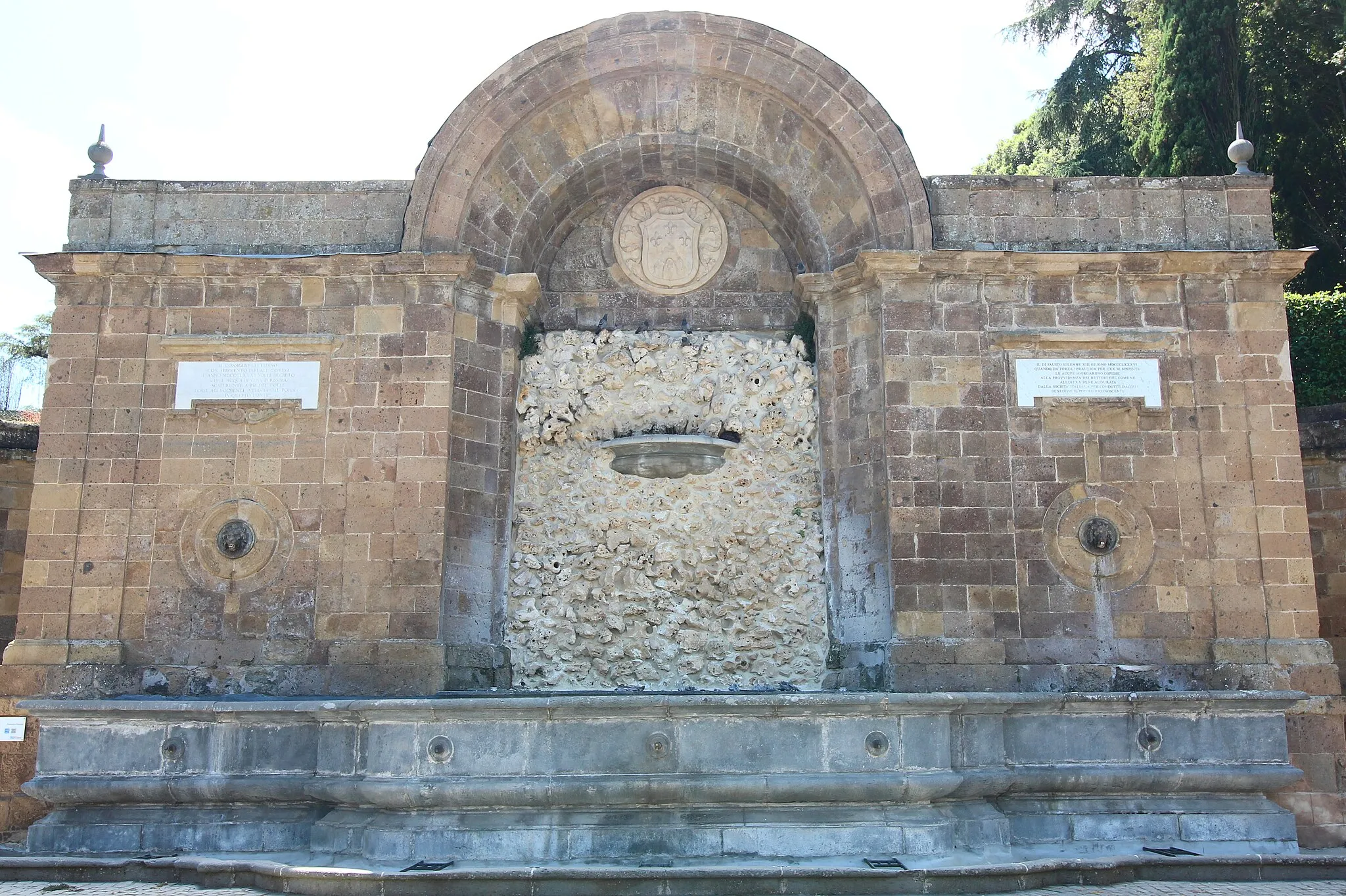 Photo showing: Fountain Fontana grande (Grotte di Castro)