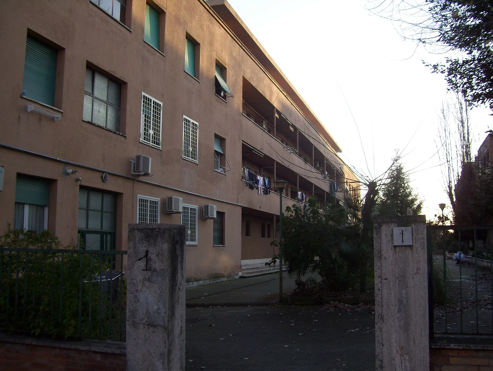 Photo showing: Case popolari di Guidonia in via Tiberio Cavallo, costruite tra il 1935 e il 1937 con il progetto originale della città di fondazione.