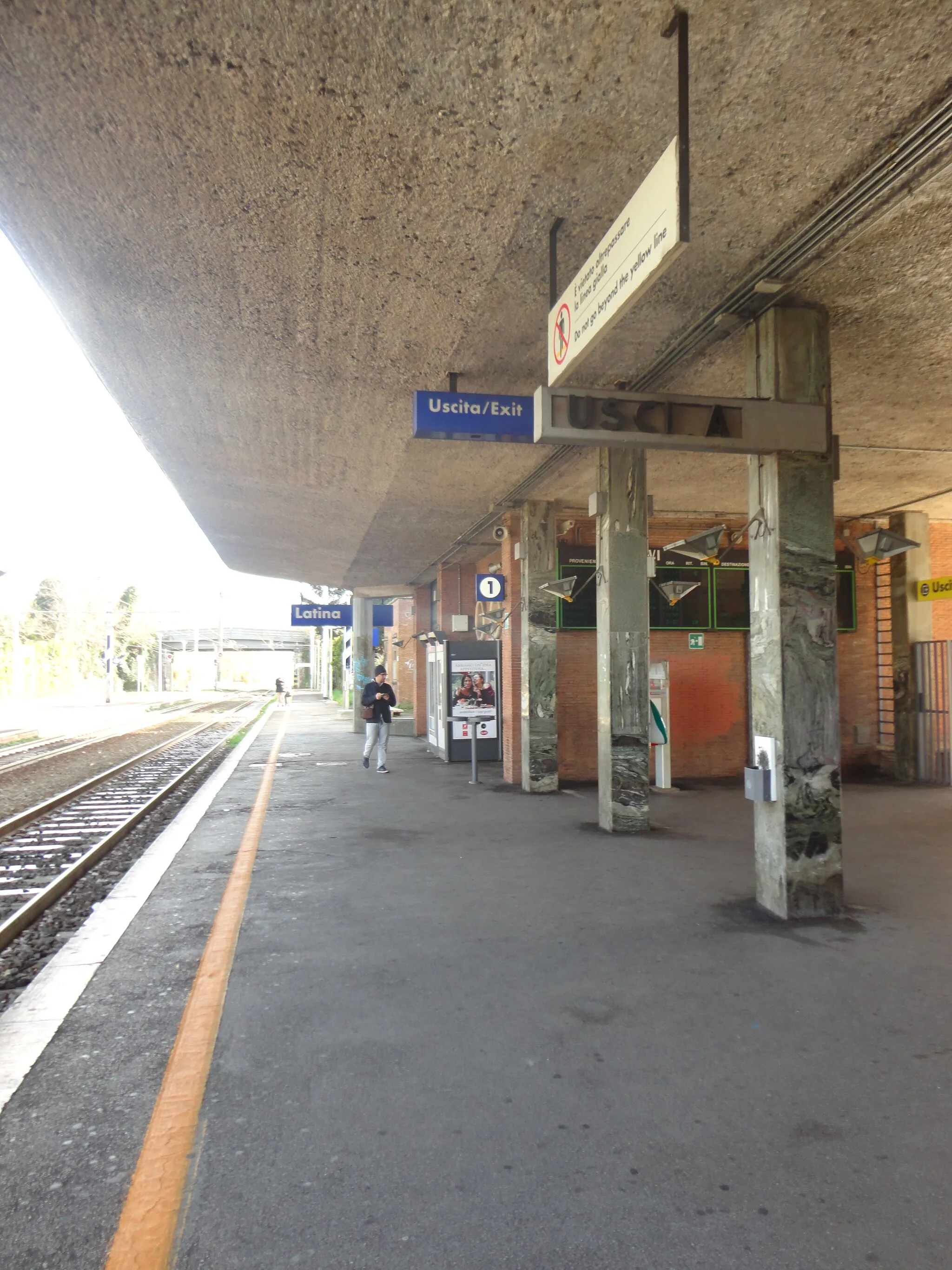 Photo showing: Latina railway station platform