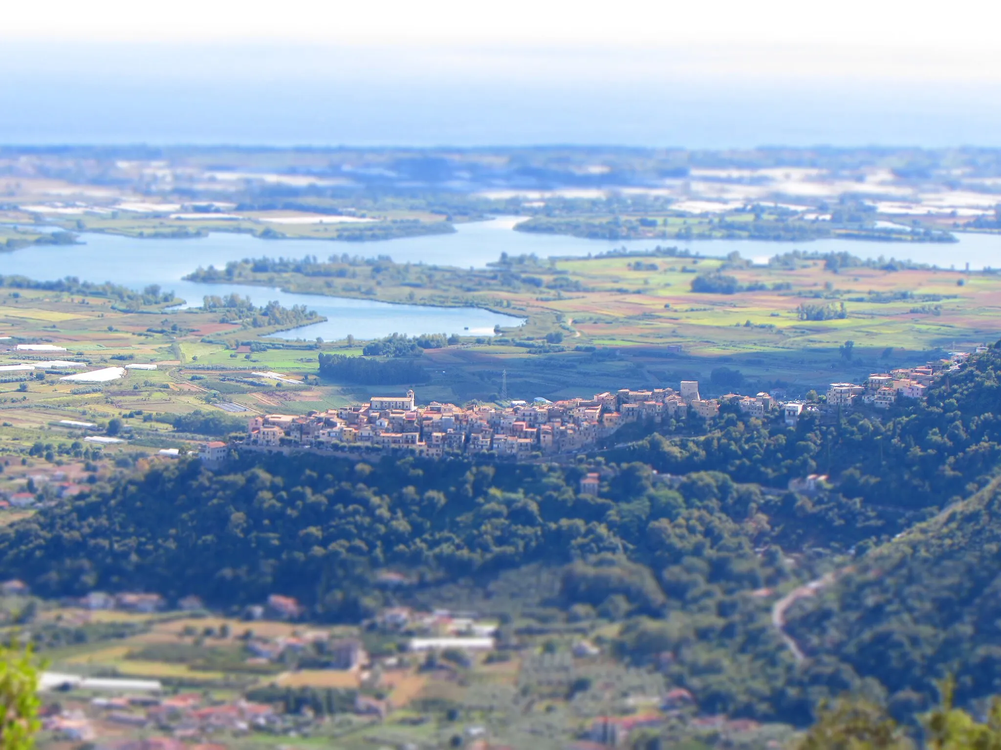 Photo showing: Veduta sul borgo di Monte San Biagio e il Lago di Fondi dalla vetta della Madonna della Rocca, Fondi (provincia di Latina)