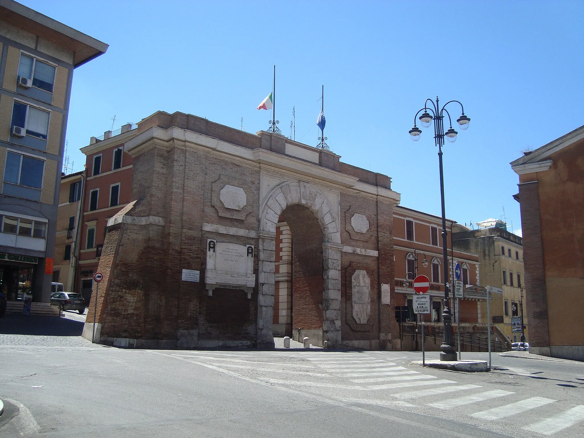 Photo showing: The porta Garibaldi in Monterotondo