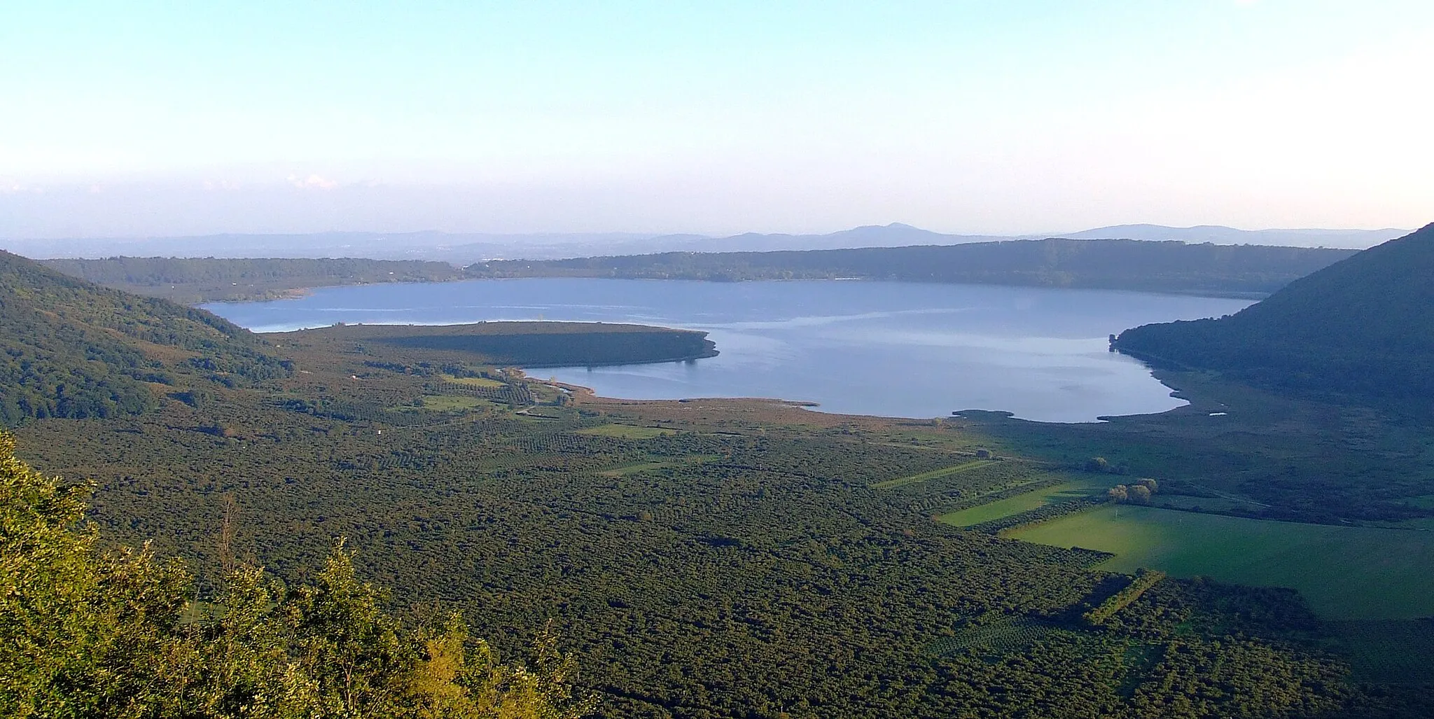 Photo showing: Un panorama del Lago di Vico dala piattaforma di lancio deltaplani