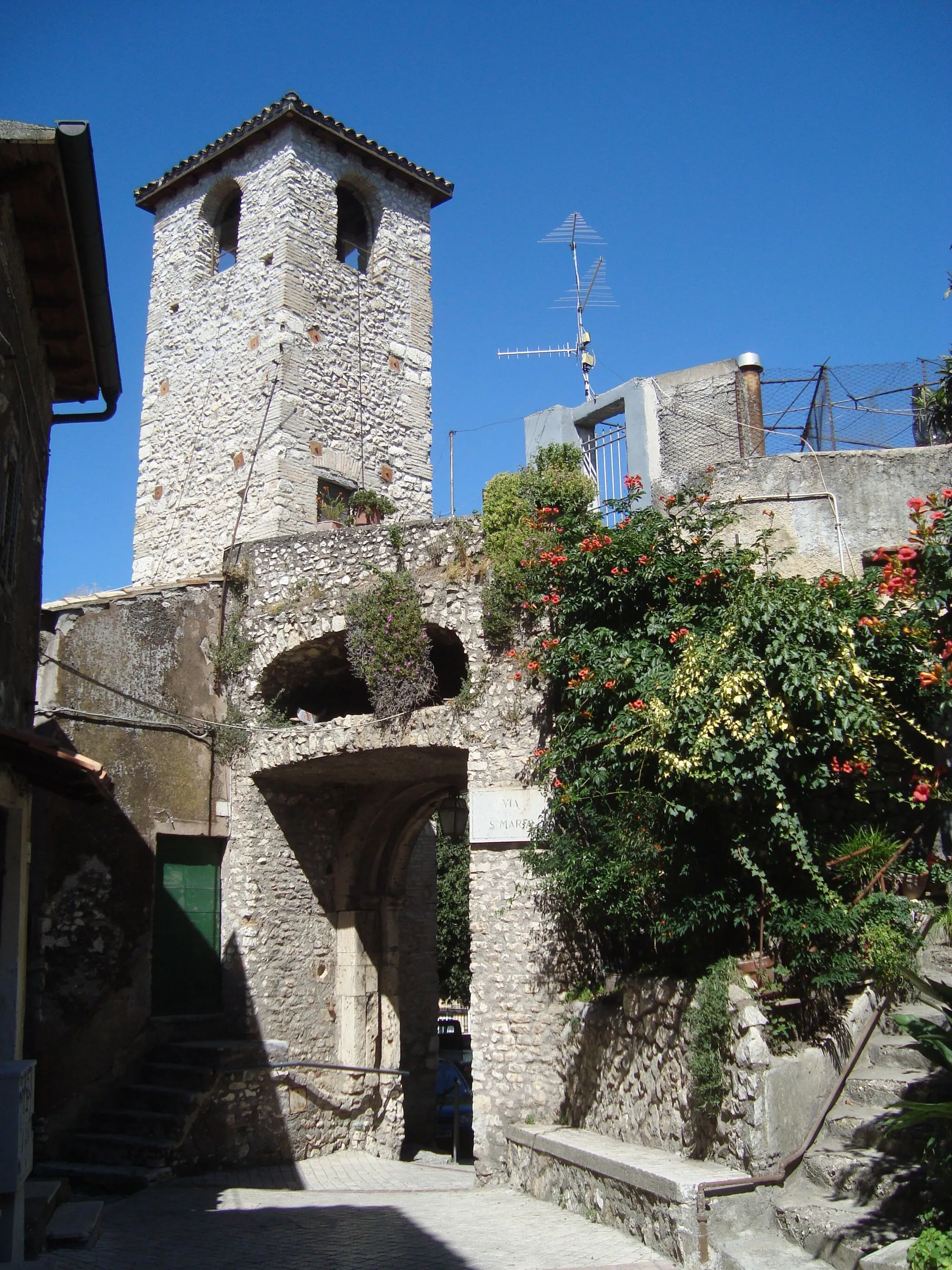 Photo showing: Old door (porta Capocci Orsini) of the city