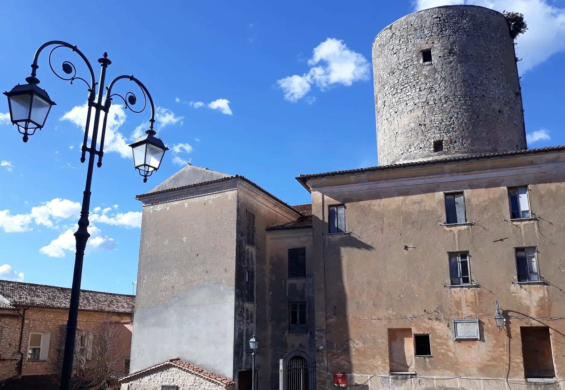 Photo showing: Vista del castello e della torre da Piazza Garibladi