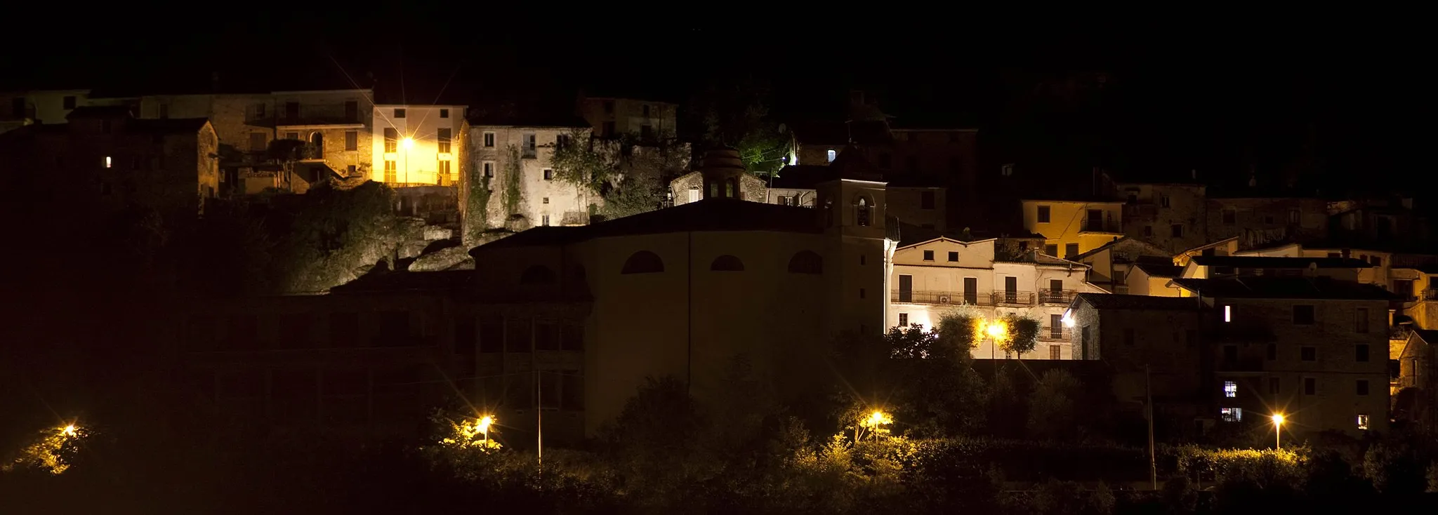 Photo showing: Scorcio notturno della chiesa matrice S. Pietro Apostolo-Santuario di San Cataldo con annessa Casa del Pellegrino (leggermente in ombra) costruita tra il 1964 ed il 1970 - Supino