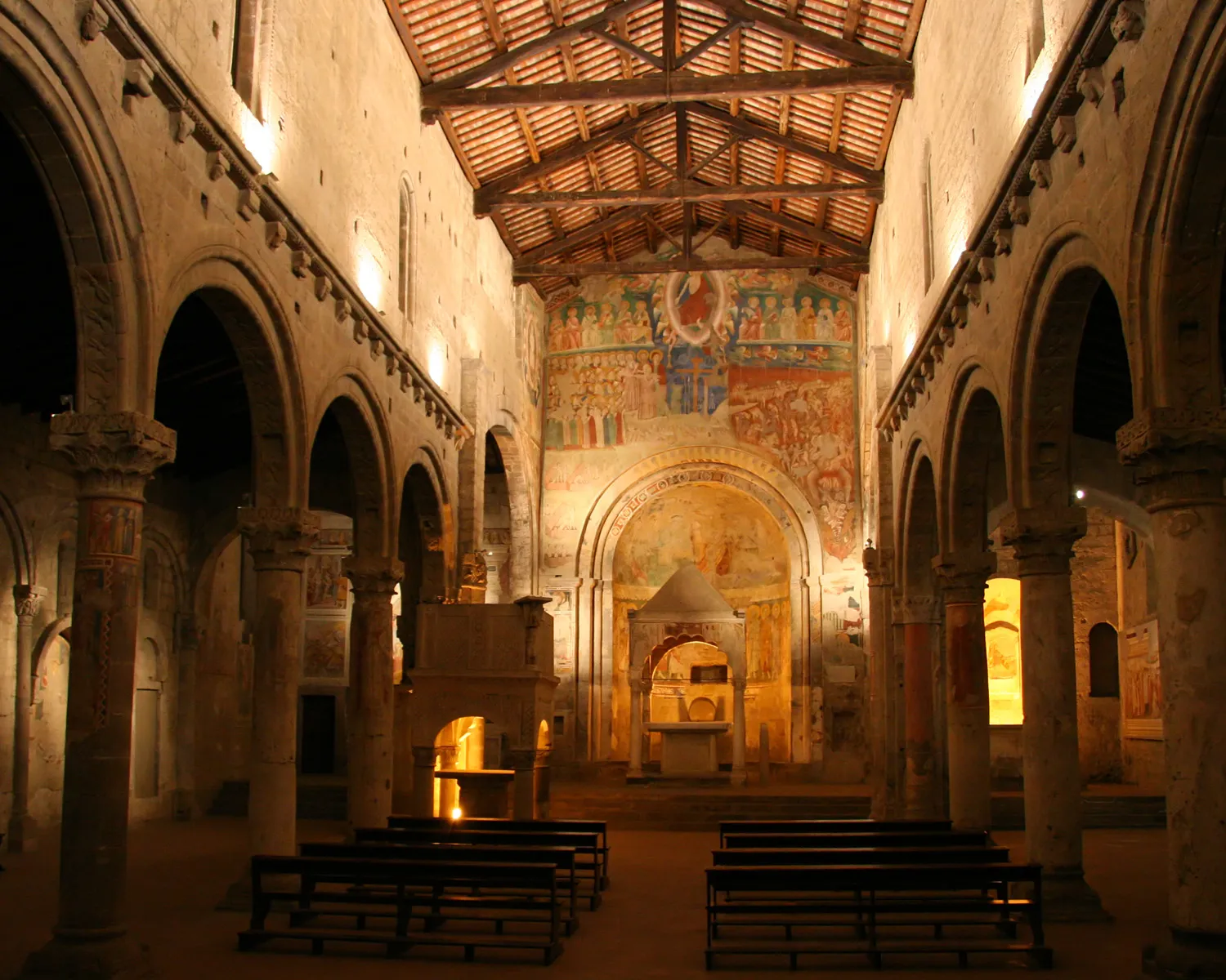 Photo showing: View of Santa Maria Maggiore (inside, navata) in Tuscania (VT), Italy